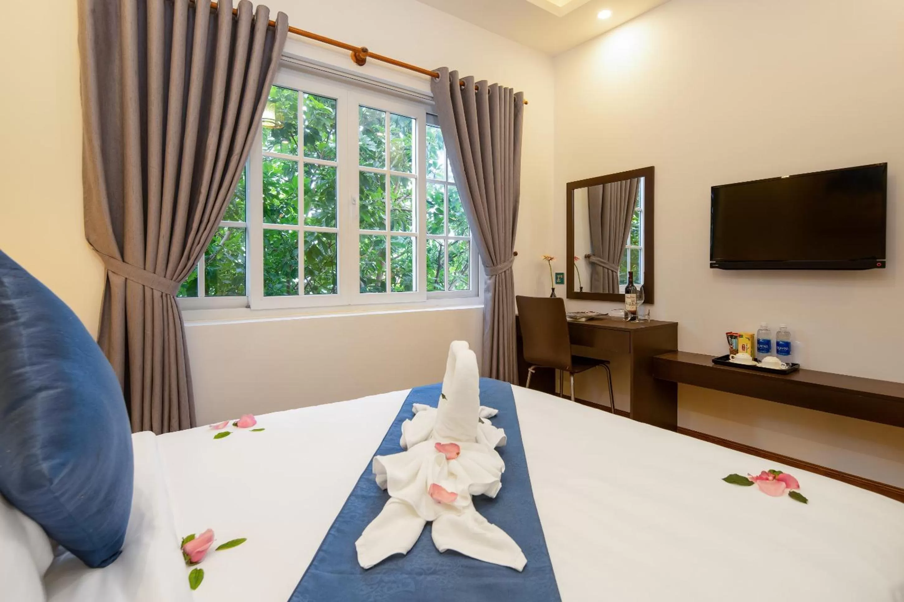 Bed in TRIPLE Riverside Villa Hotel HoiAn