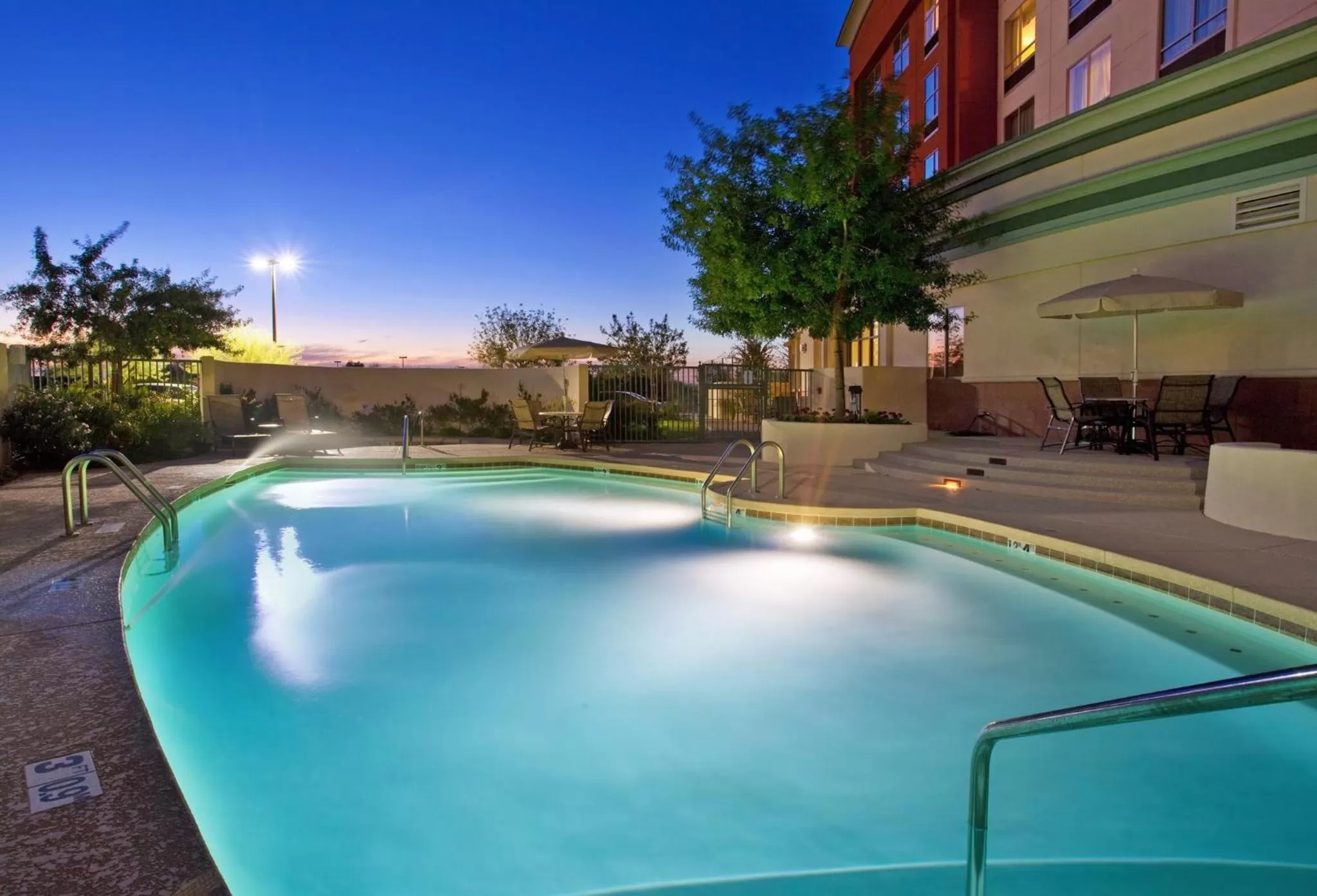 Swimming pool in Holiday Inn & Suites Phoenix Airport by IHG
