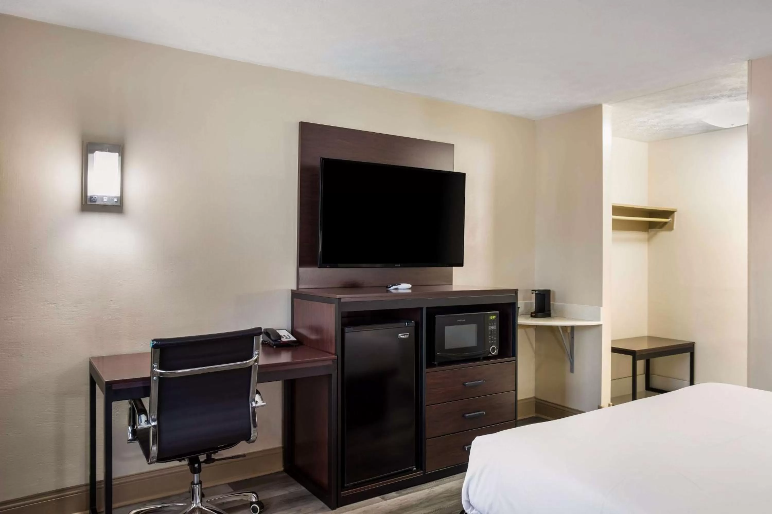 Bed in SureStay Hotel by Best Western Bardstown General Nelson