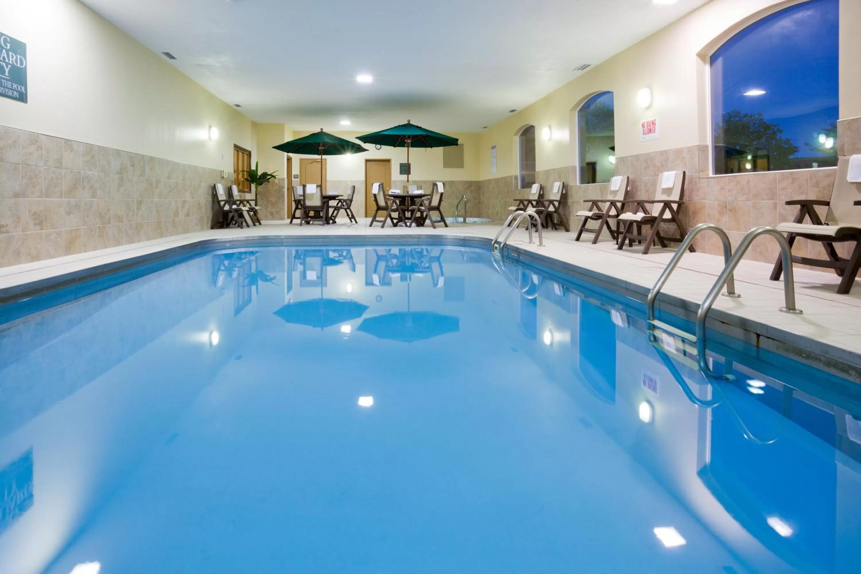 Swimming pool in Country Inn & Suites by Radisson, Sioux Falls, SD
