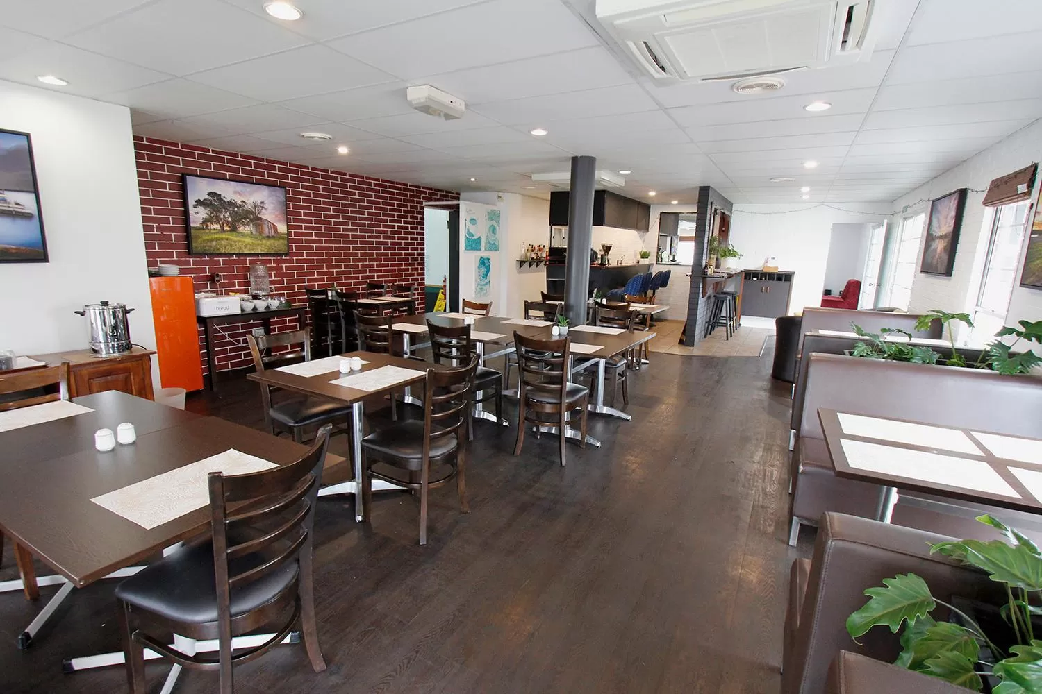 Restaurant/places to eat in Takalvan Motel