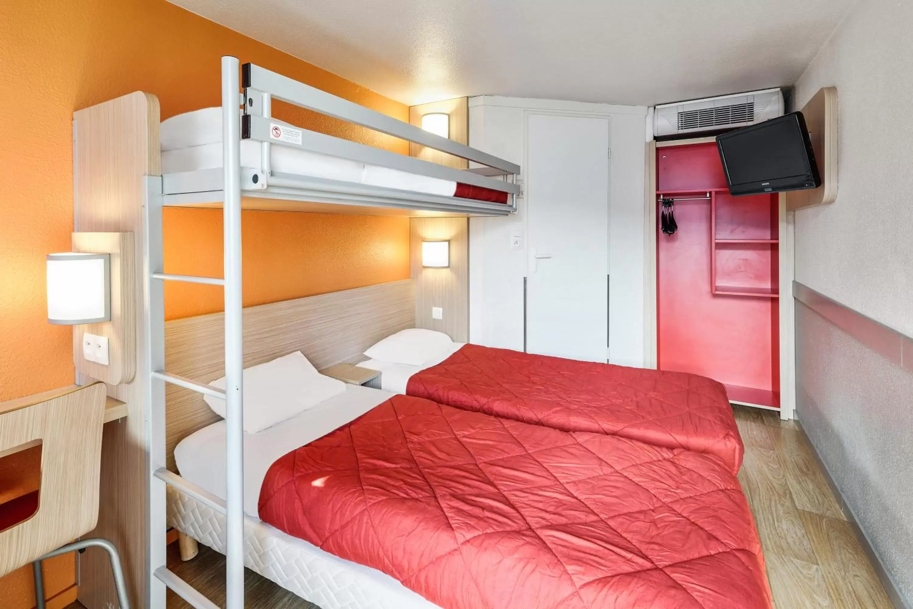 Triple Room with 3 Single Beds in Premiere Classe Metz Sud Jouy Aux Arches Triple Room with 3 Single Beds in Premiere Classe Metz Sud Jouy Aux Arches