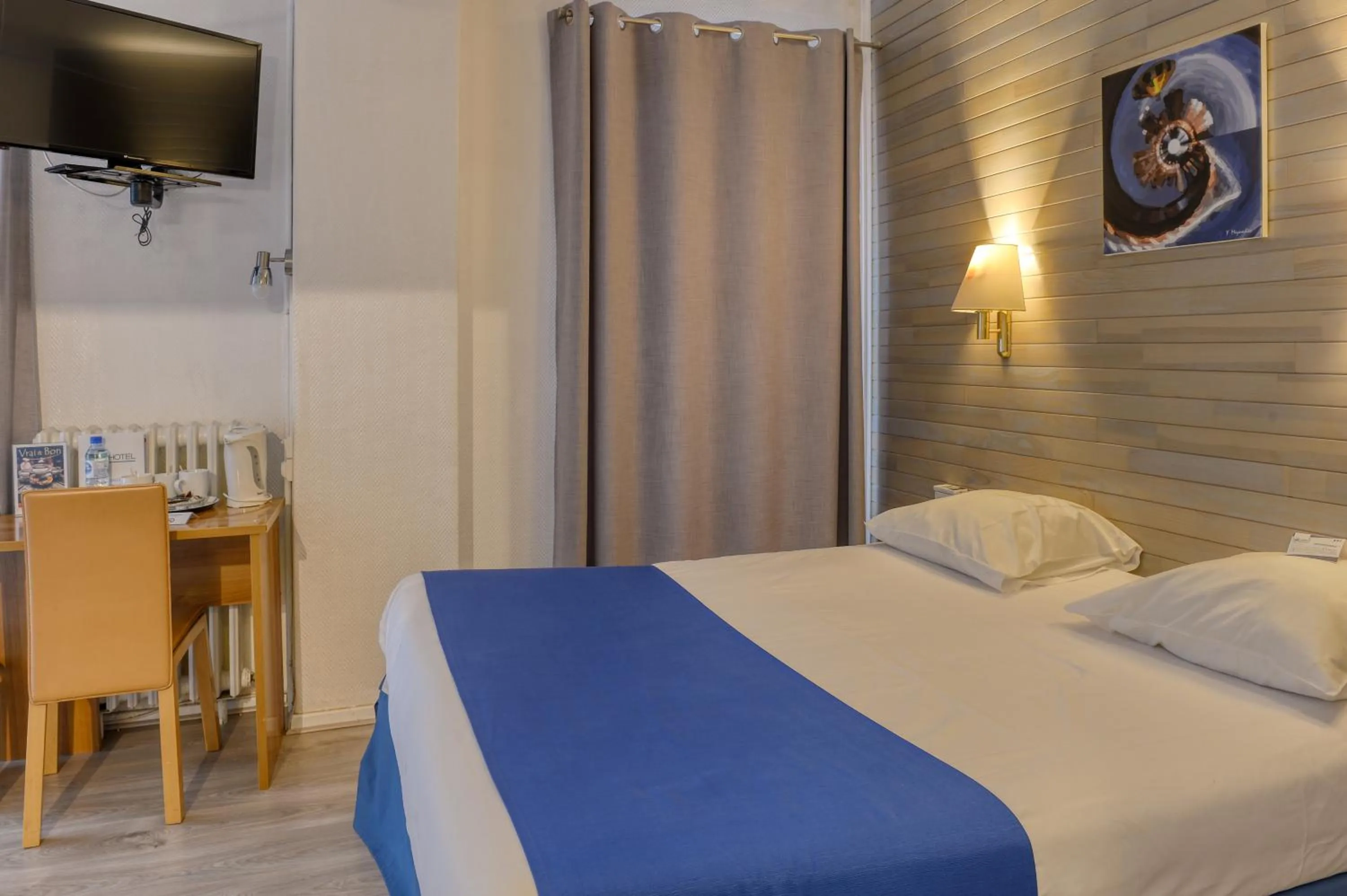 Bed in Brit Hotel du Commerce Bergerac