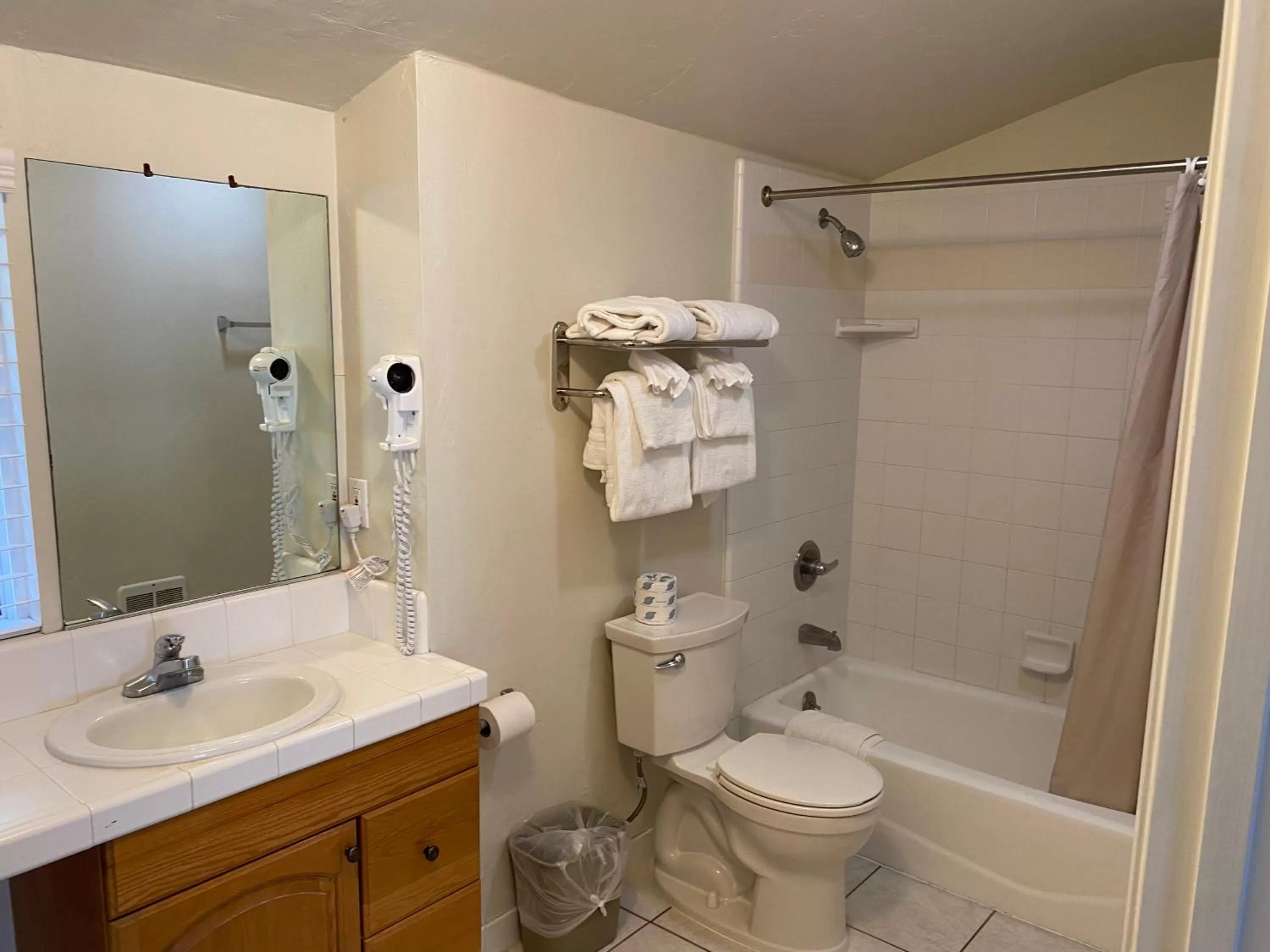 Standard King Room in Bide-A-Wee Inn and Cottages