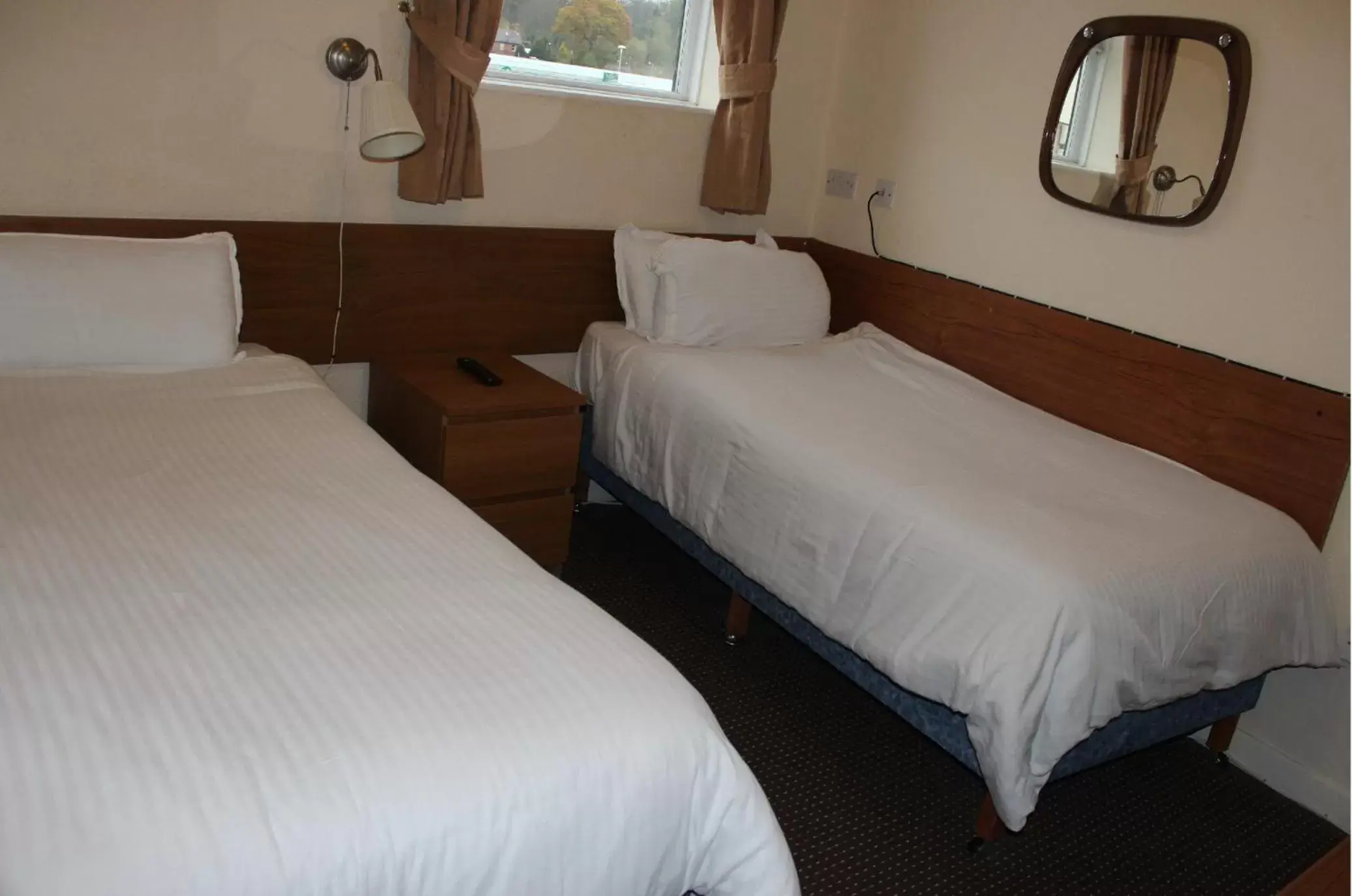 Twin Room with Shower - single occupancy in The Premier Lodge Twin Room with Shower - single occupancy in The Premier Lodge