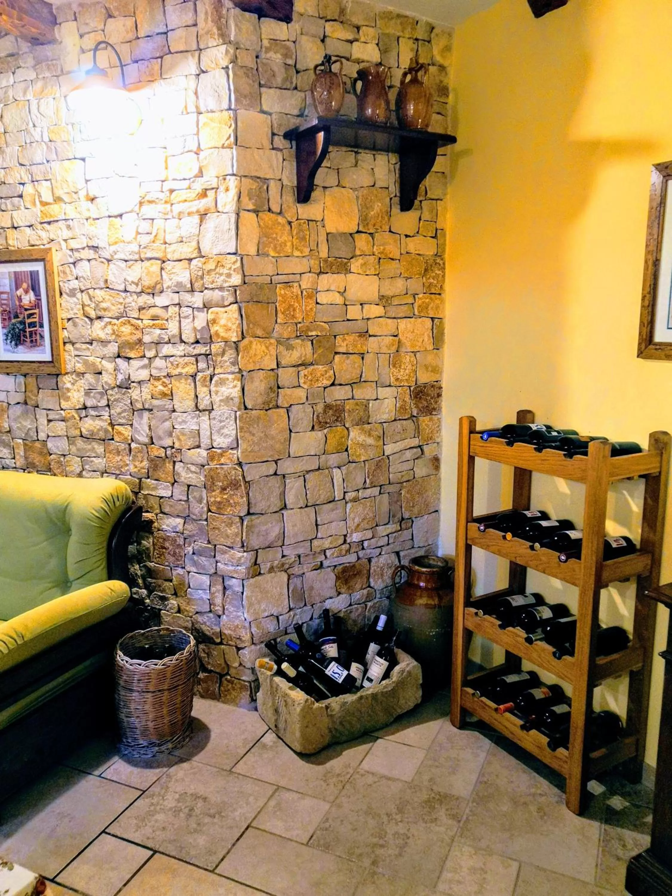 Communal lounge/ TV room in BORGO LUNA b&b