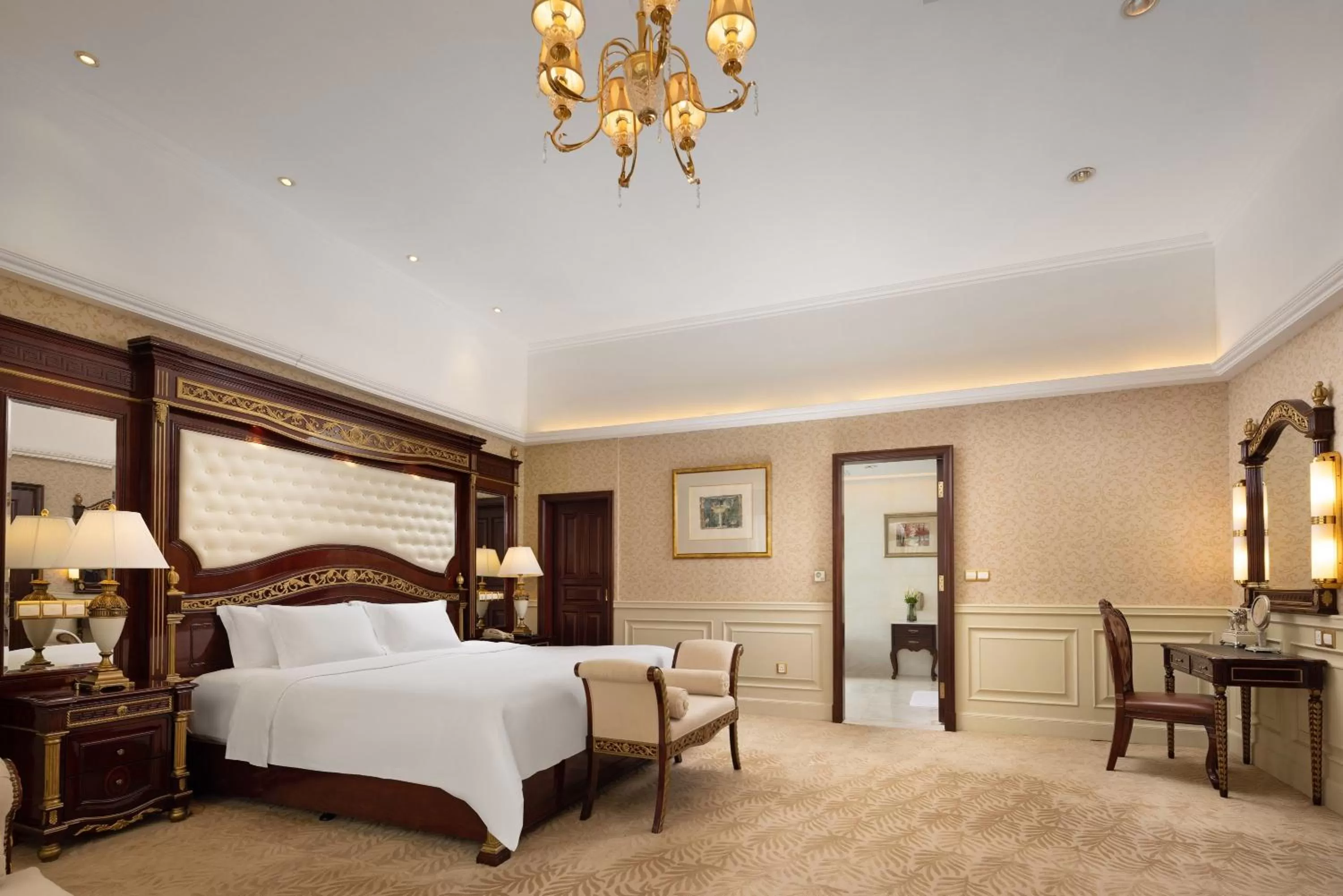 Photo of the whole room, Bed in Crowne Plaza Hotel & Suites Landmark Shenzhen by IHG