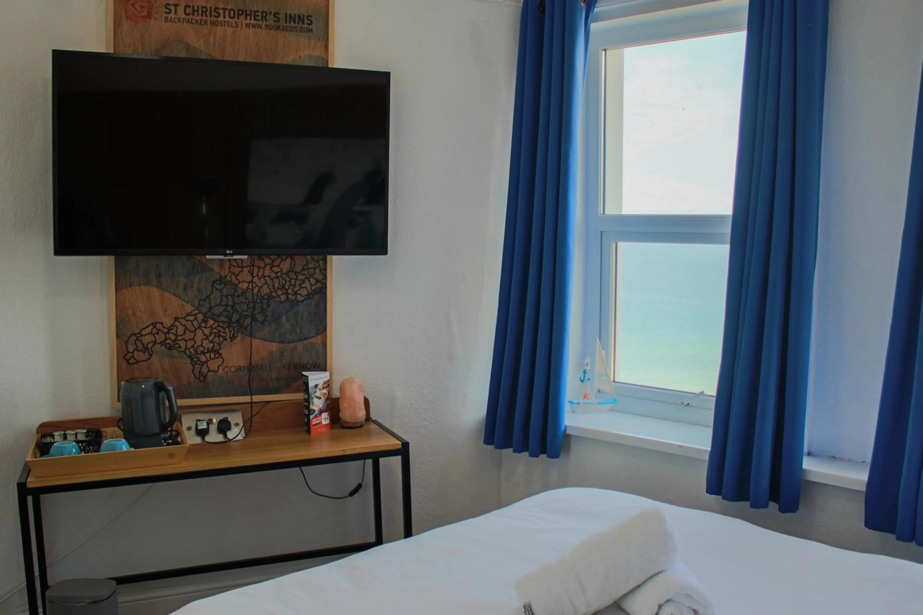 View (from property/room), Bed in St Christopher's Inn Newquay