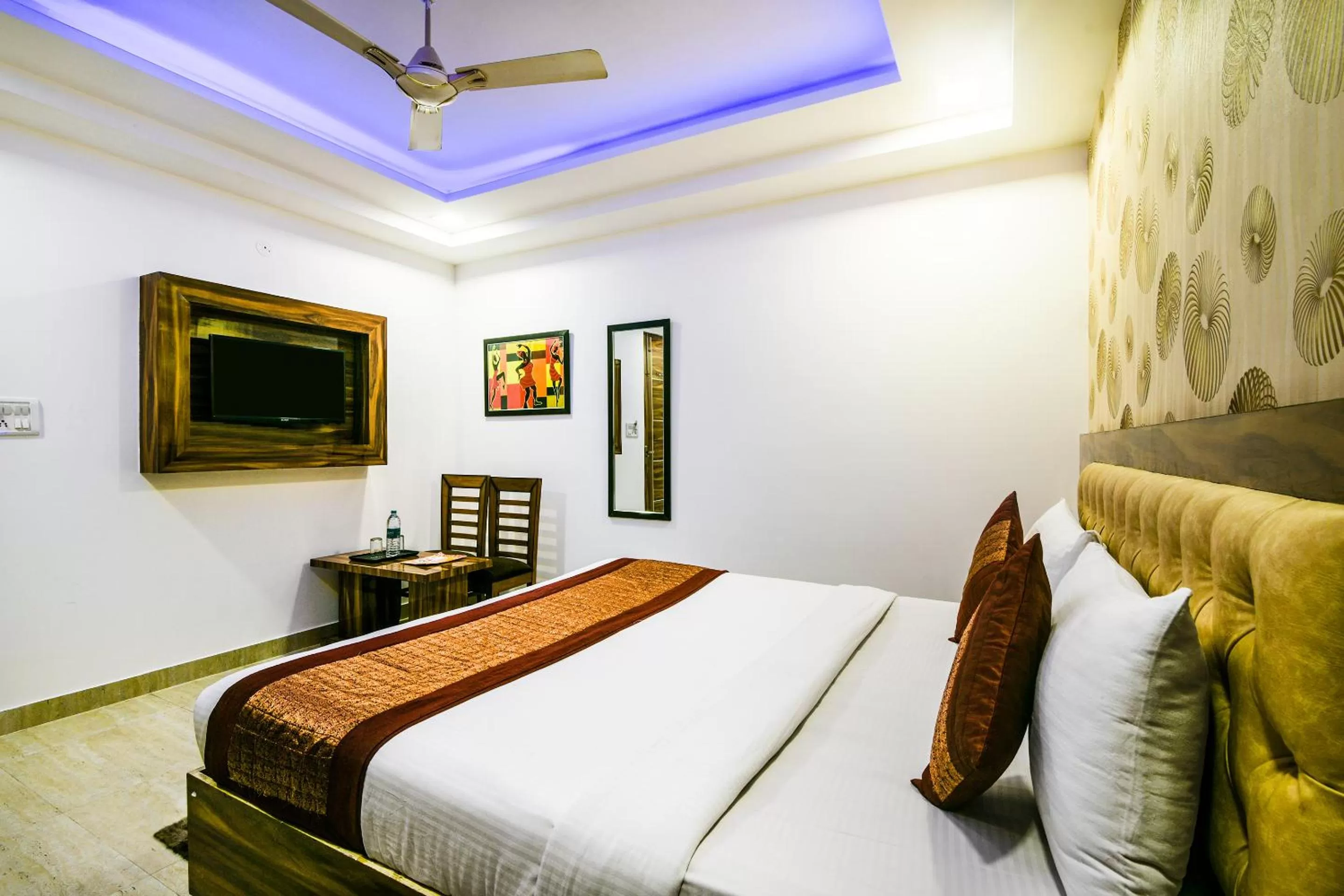Bed in Hotel Pearl - Mahipalpur Delhi Airport