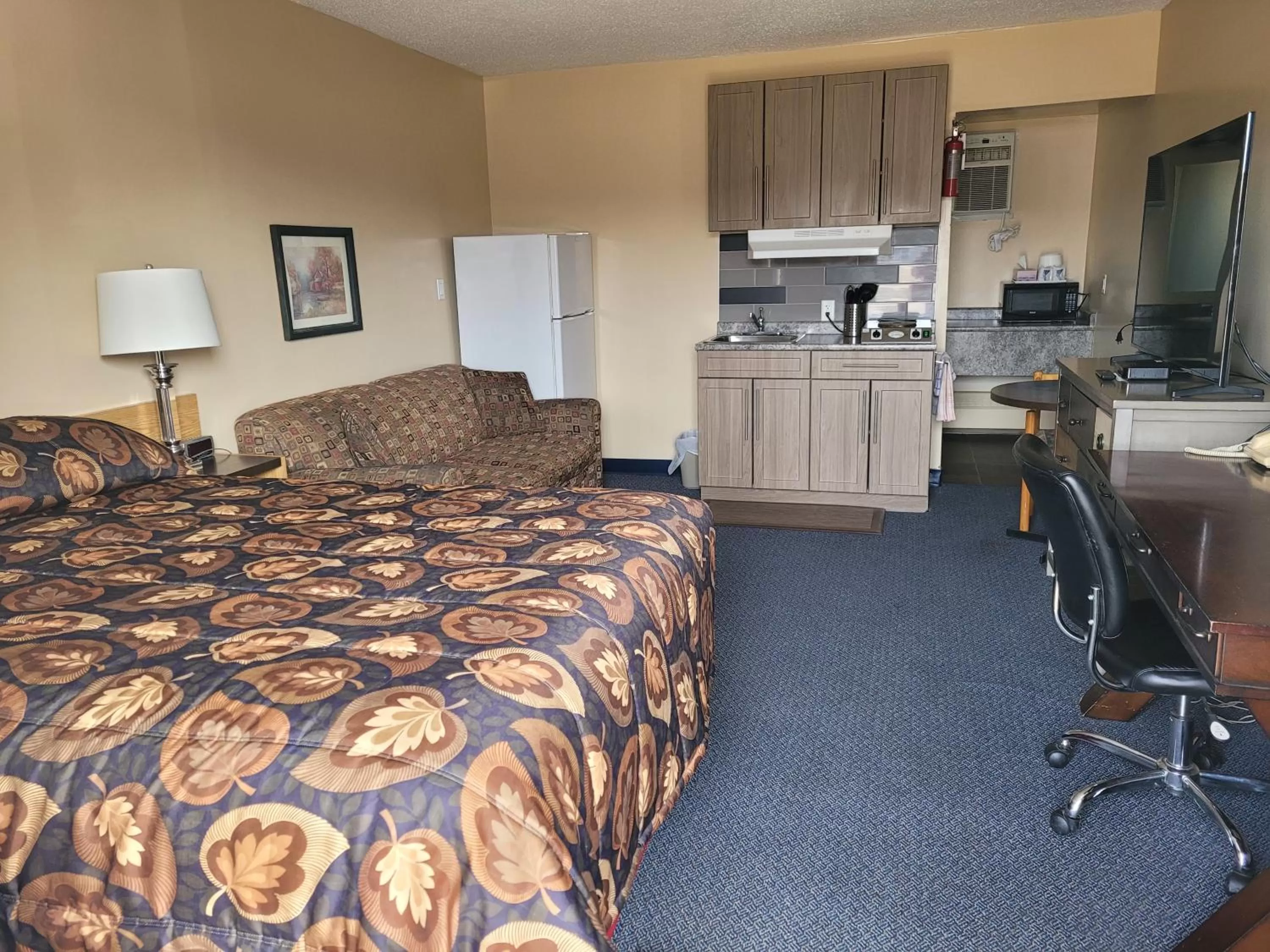 Kitchen or kitchenette, Bed in Dockside Inn