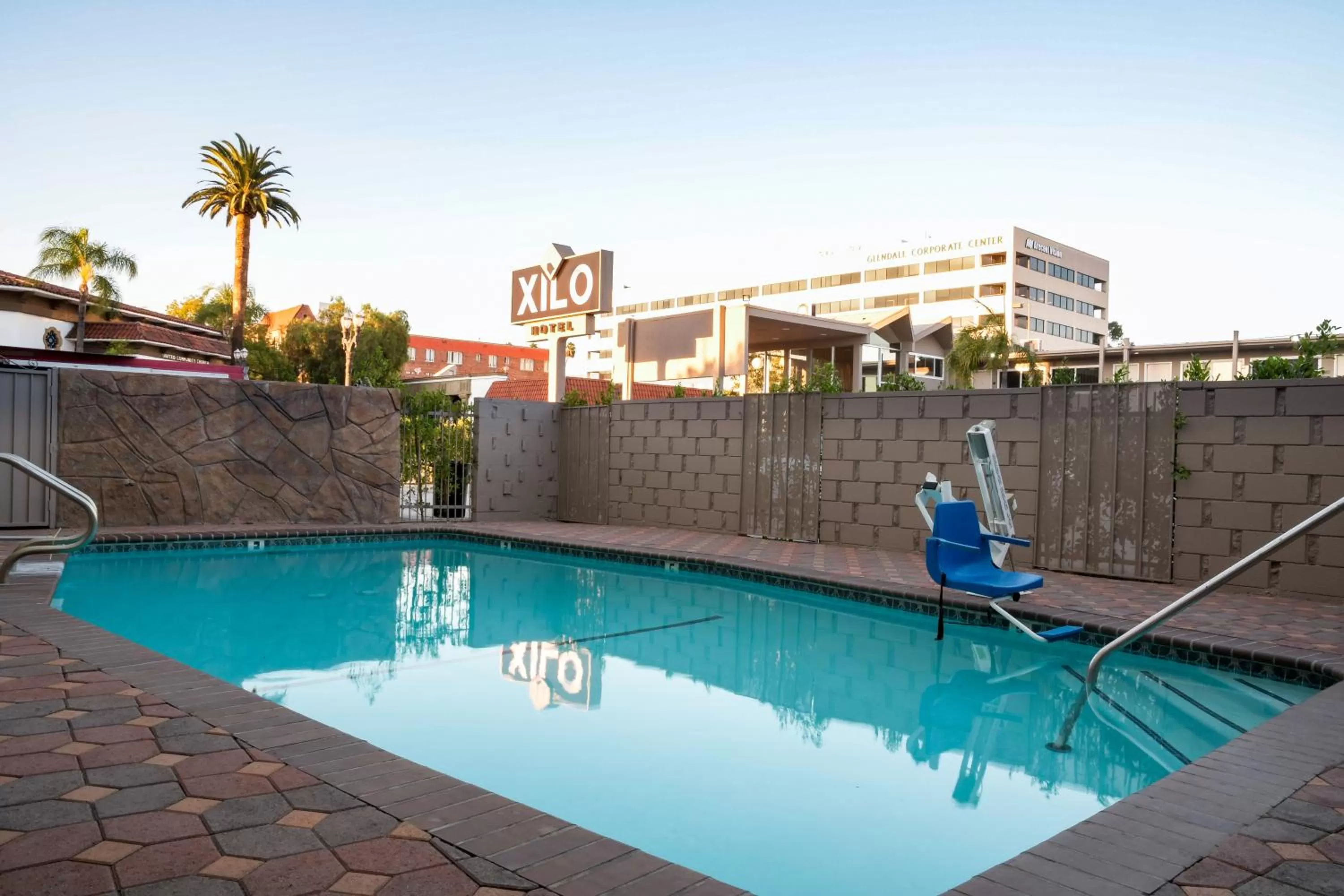 Swimming pool in Hotel Xilo Glendale