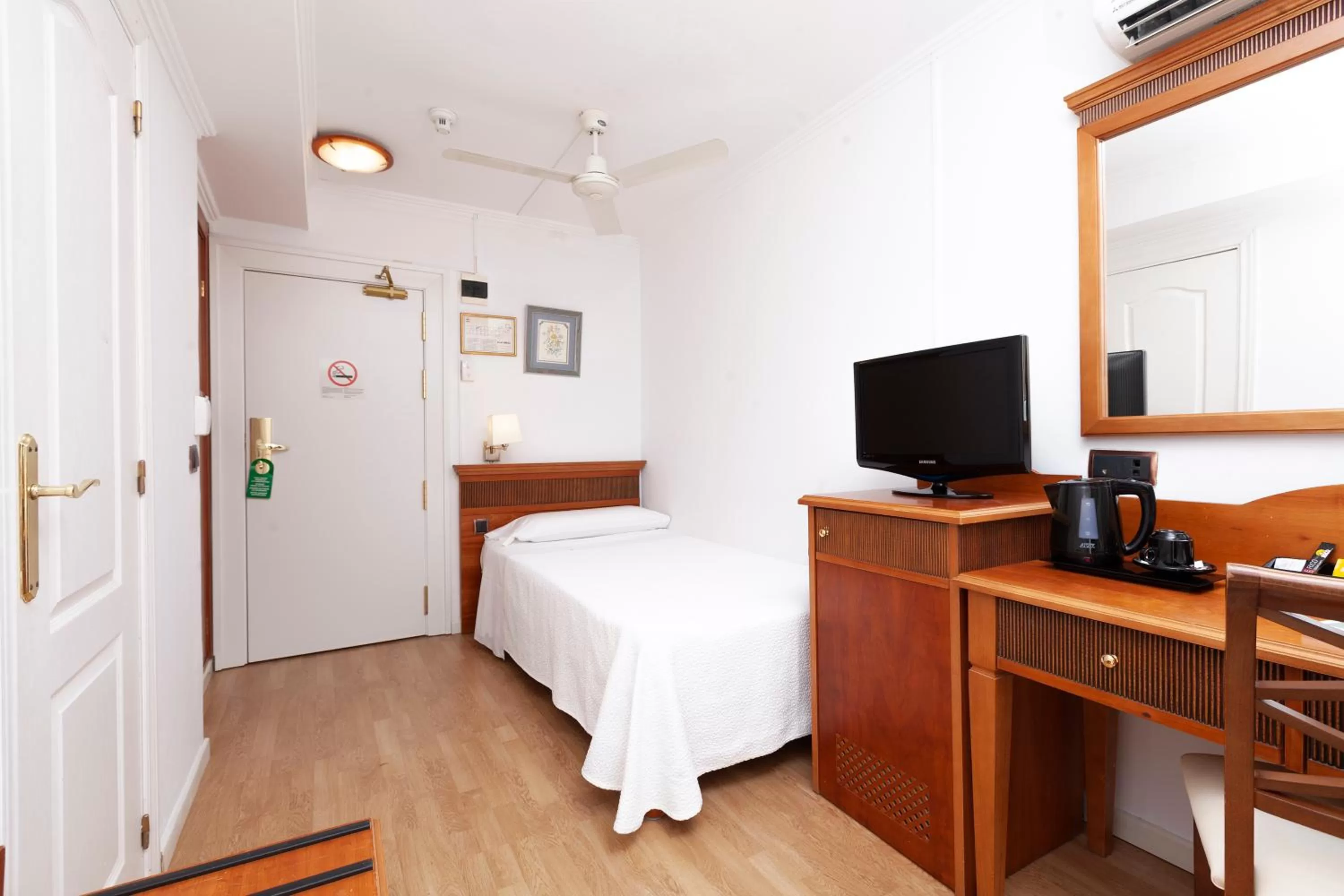 Photo of the whole room, Bed in Hotel Araxa - Adults Only