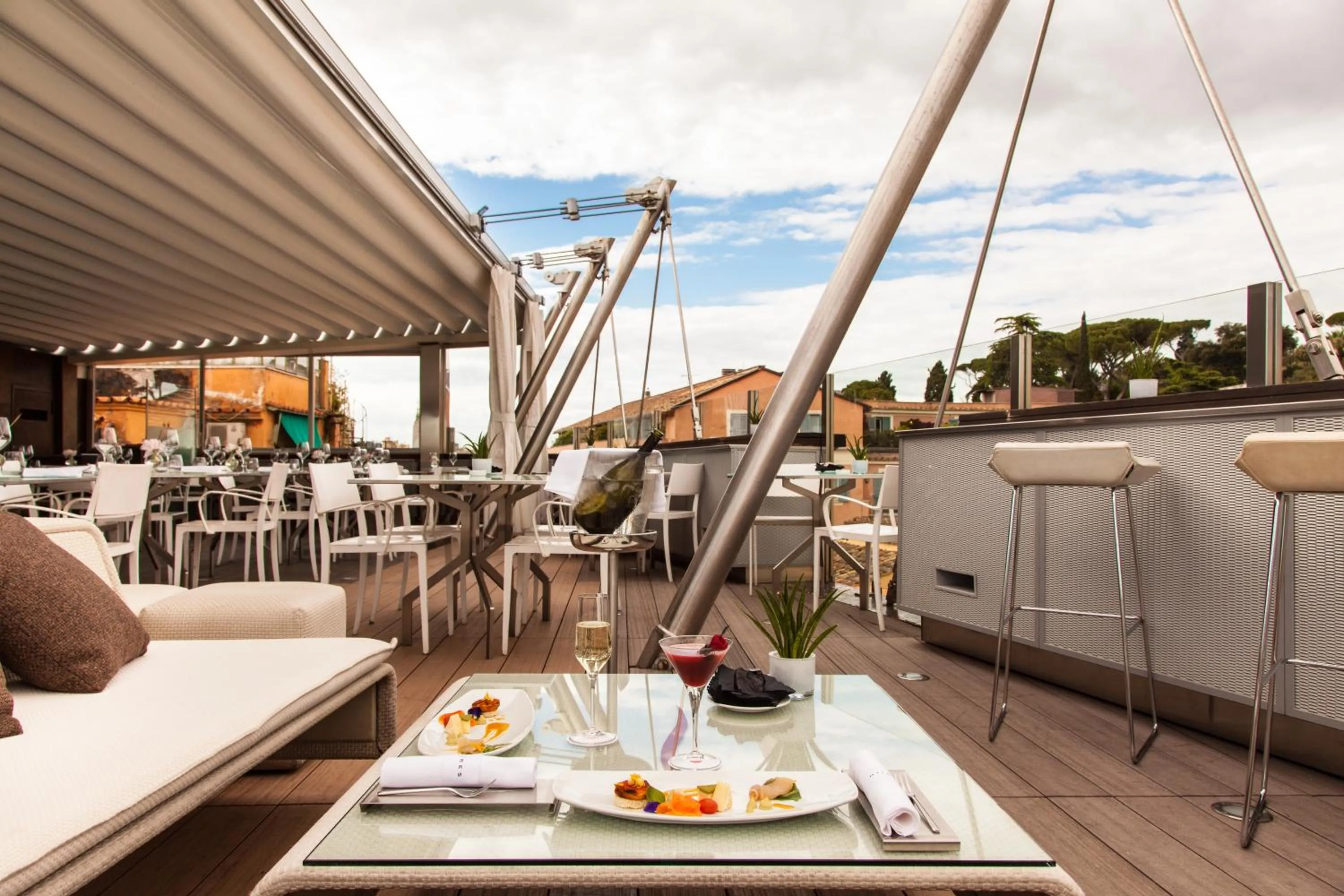 Restaurant/Places to Eat in Suite Valadier