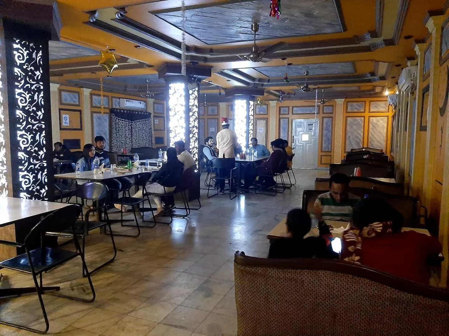 Restaurant/Places to Eat in Hotel Samrat