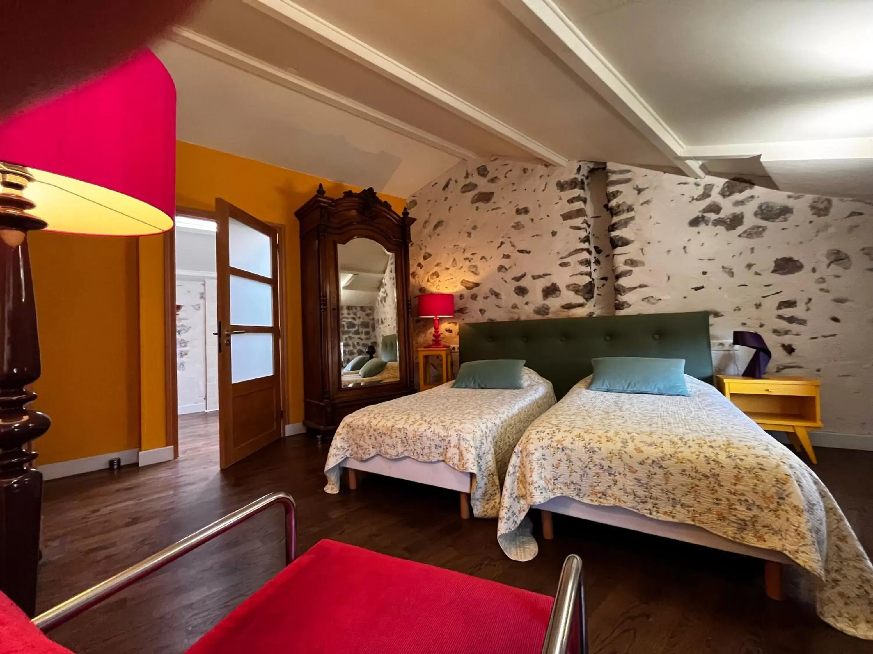 Twin Room with Bathroom in Art et Création Twin Room with Bathroom in Art et Création