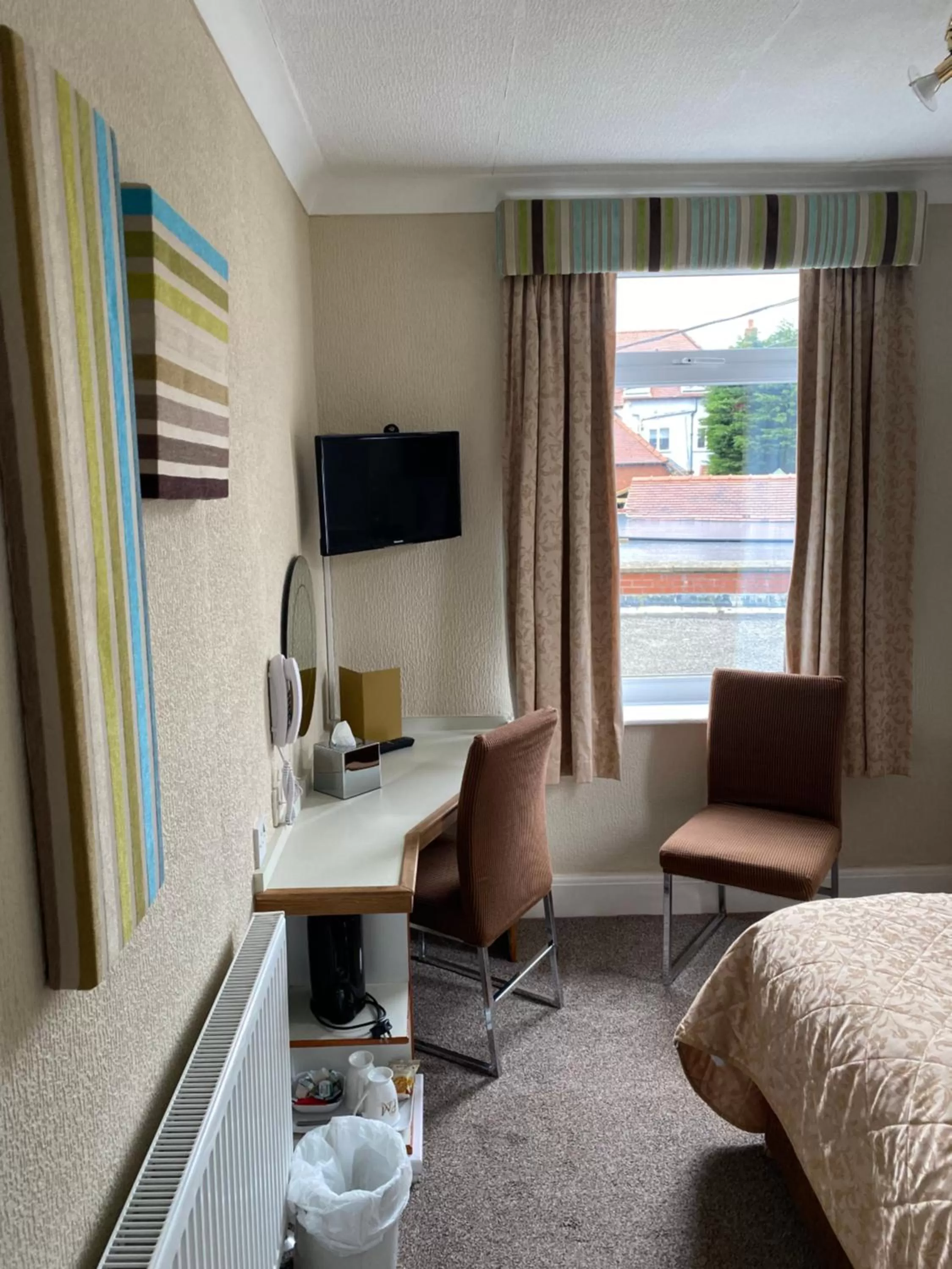 Bedroom, Bed in Park Manor Hotel