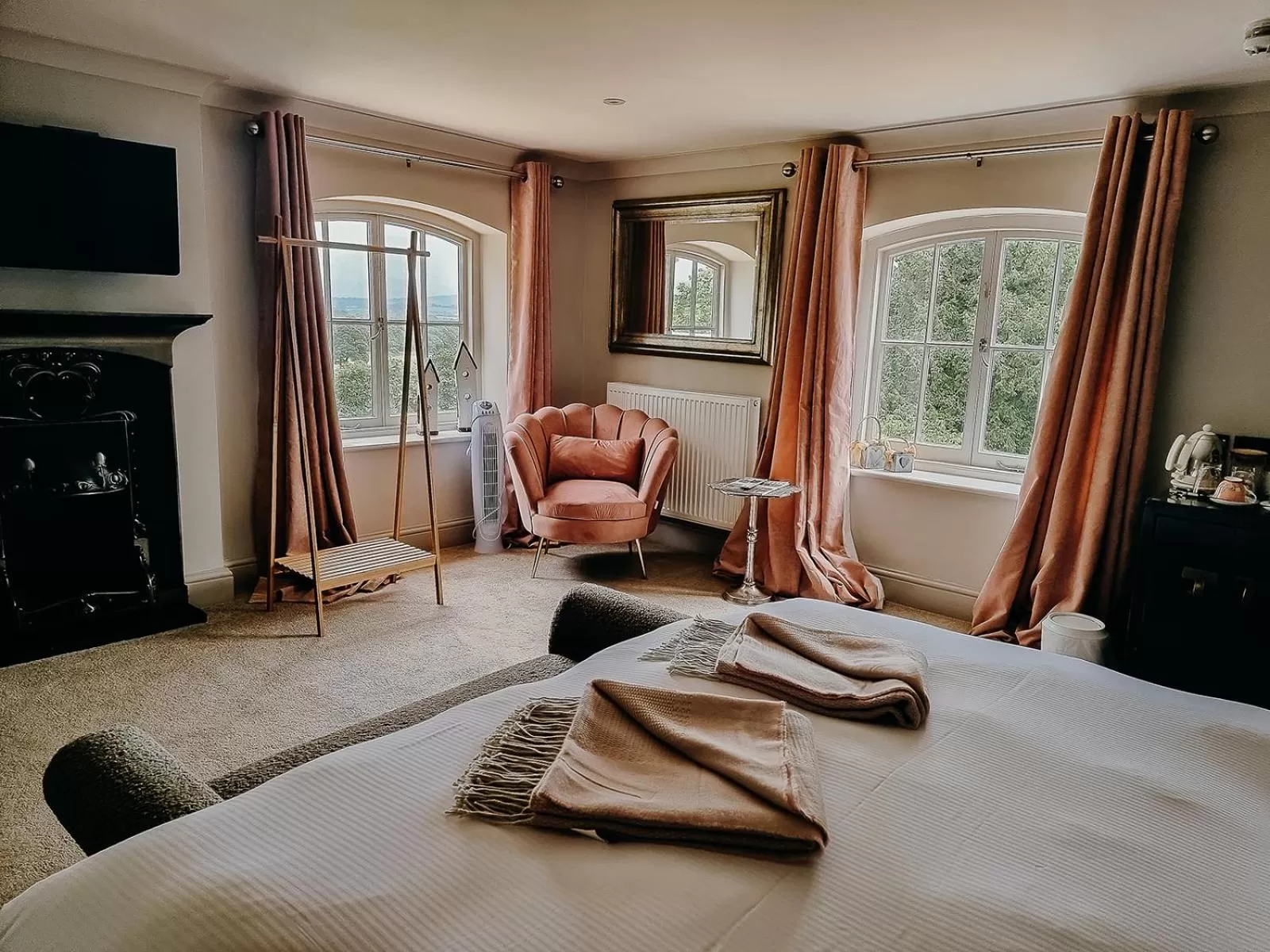 Bed, Seating Area in Verzon House