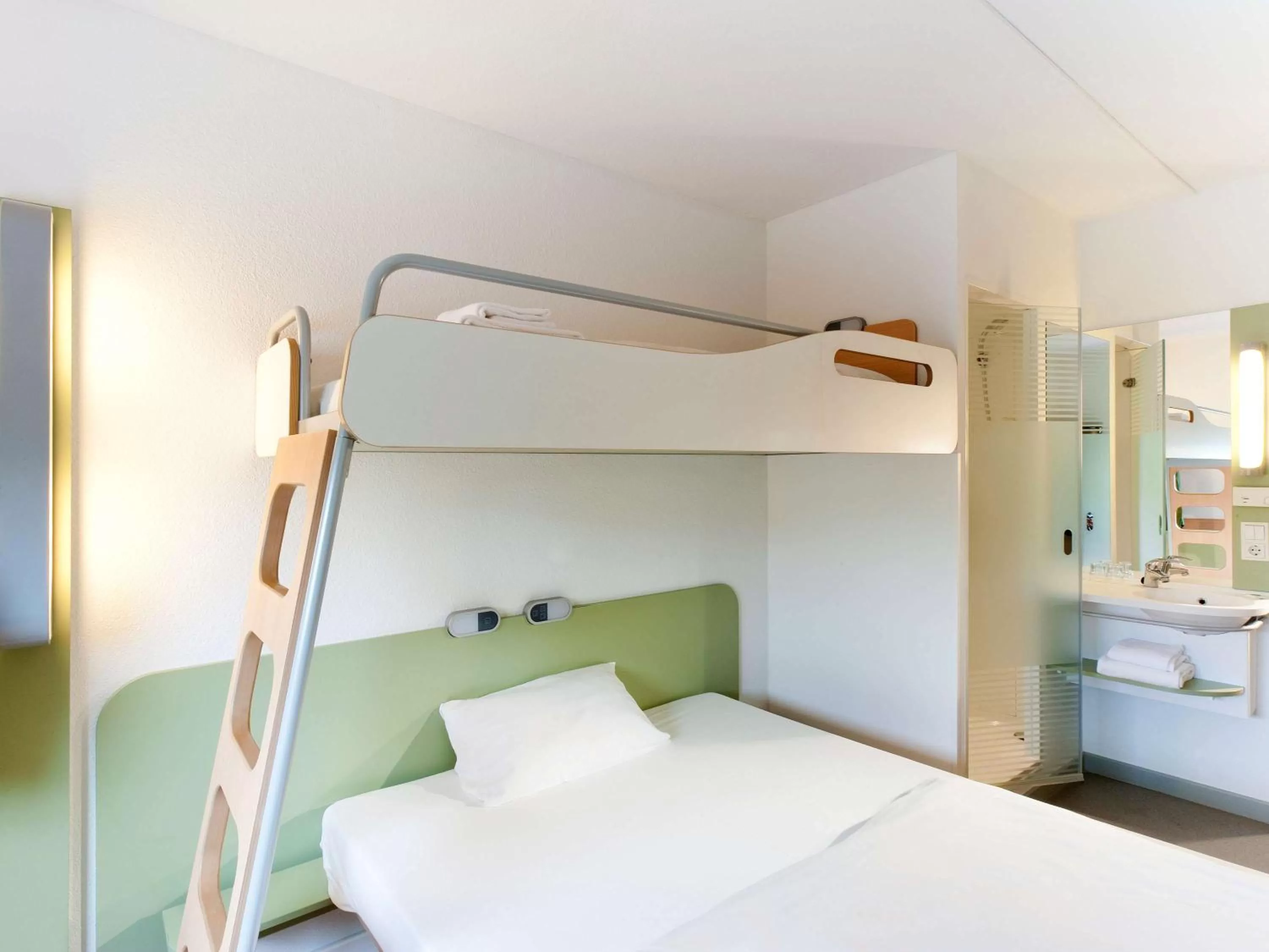 Photo of the whole room, Bed in Ibis Budget Montelimar