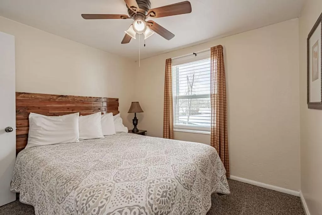 Bedroom, Bed in Suites of Lava Hot Springs