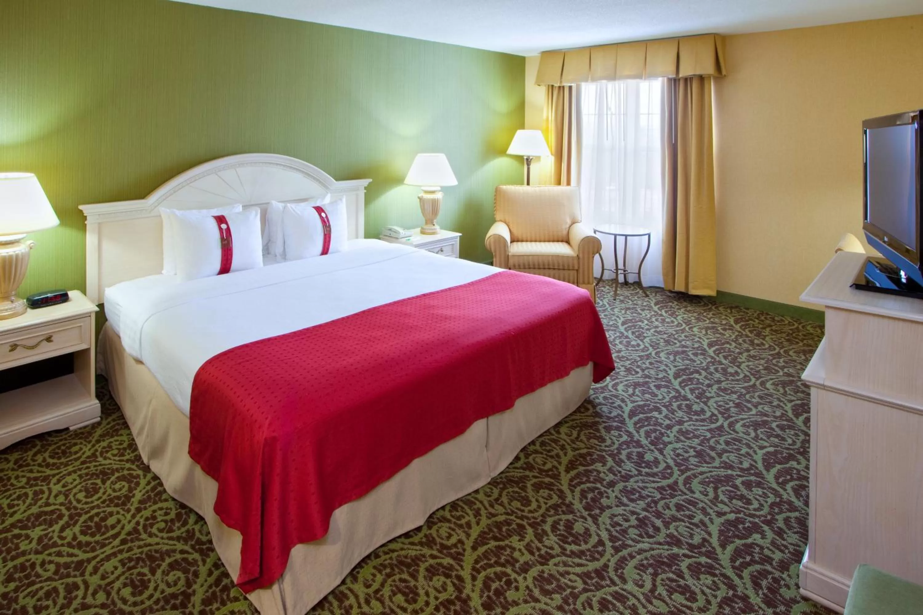 Photo of the whole room, Bed in Holiday Inn Chantilly-Dulles Expo Airport by IHG