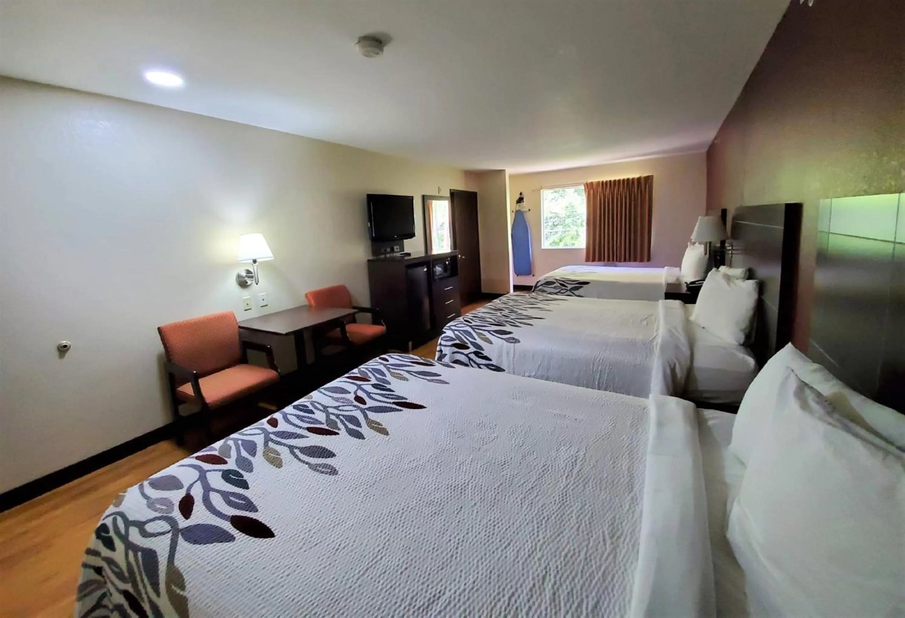 Photo of the whole room, Bed in Red Roof Inn San Marcos