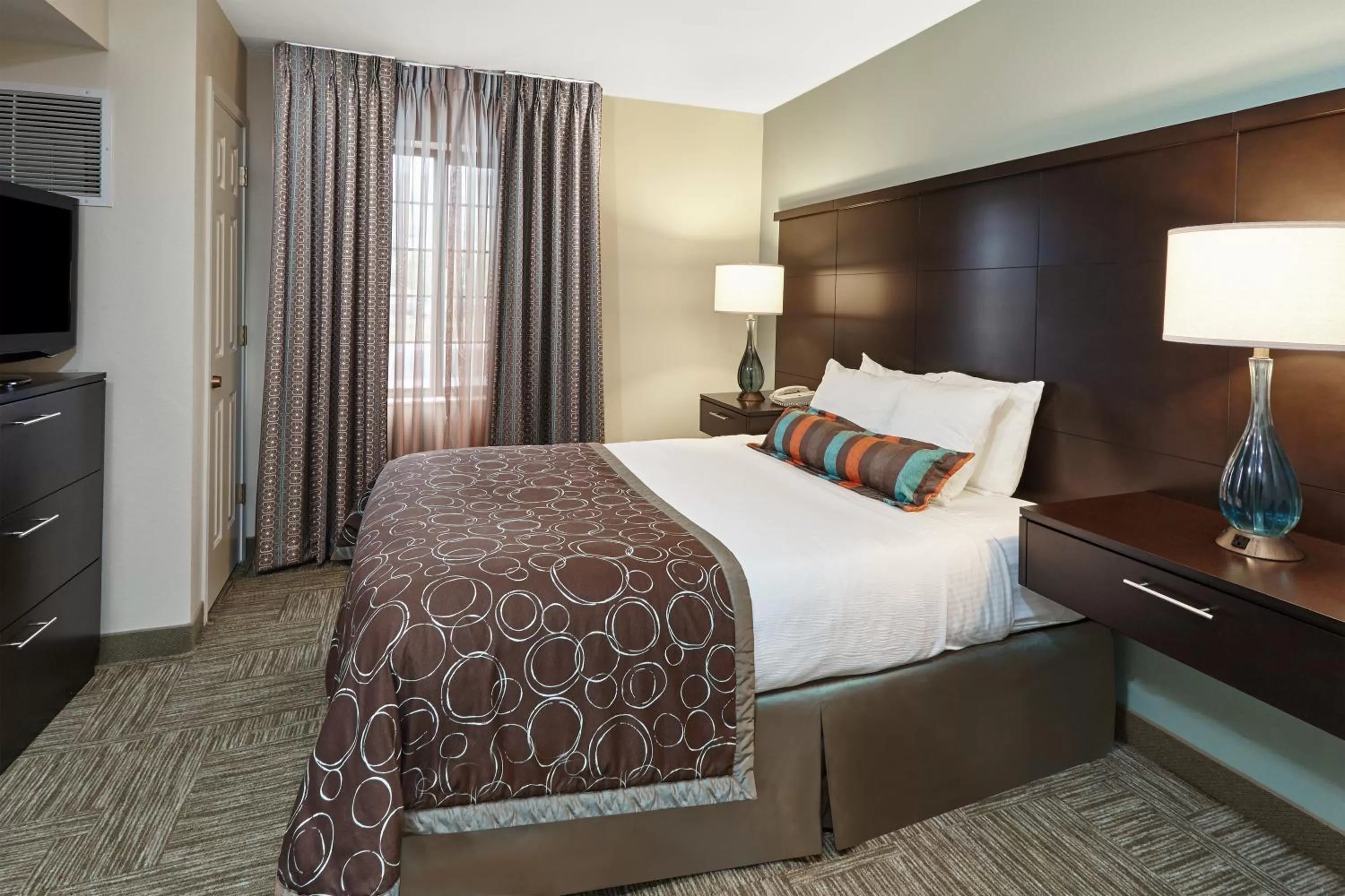 Bedroom, Bed in Staybridge Suites Glenview by IHG