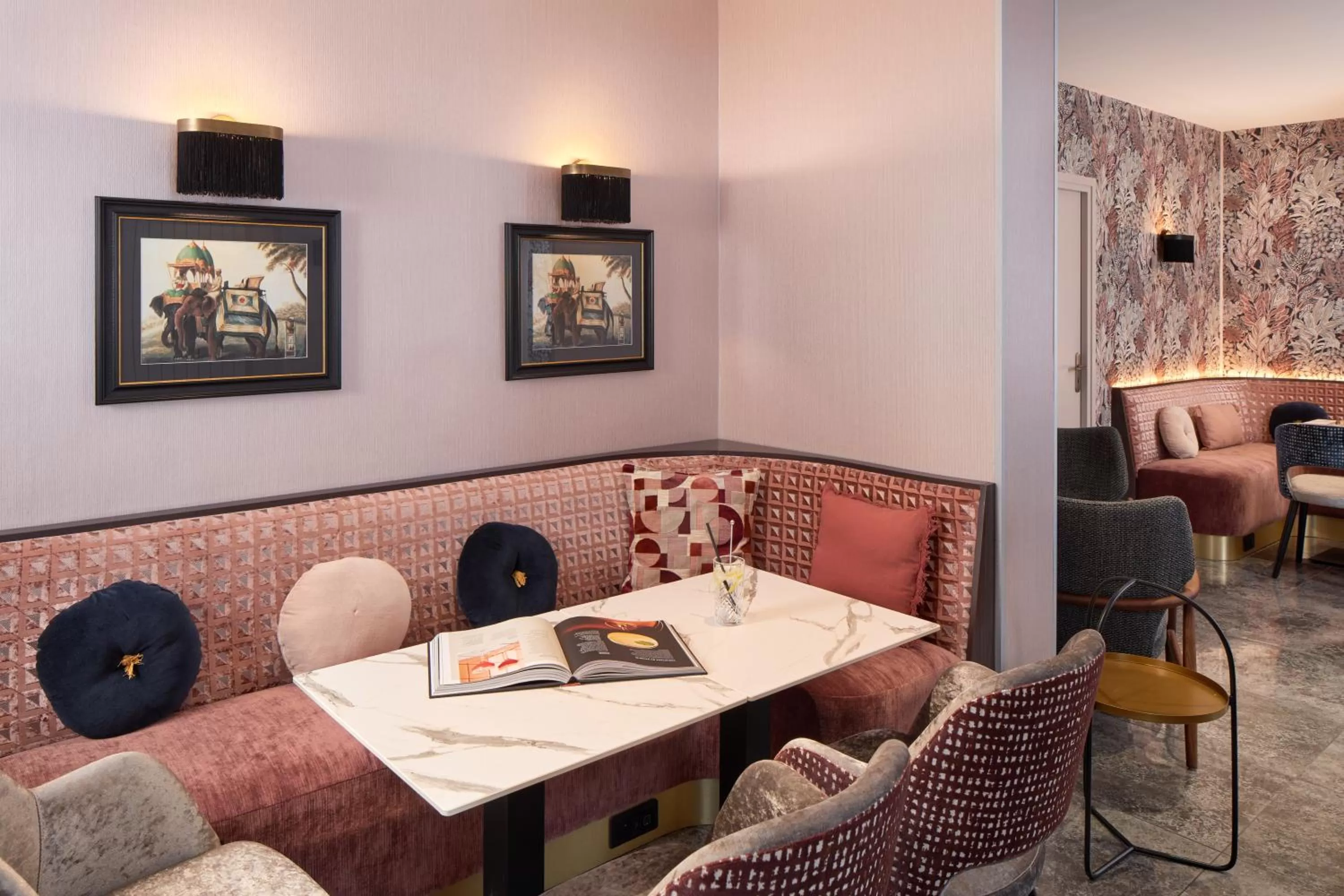 Lounge or bar in Hôtel Tourisme Avenue