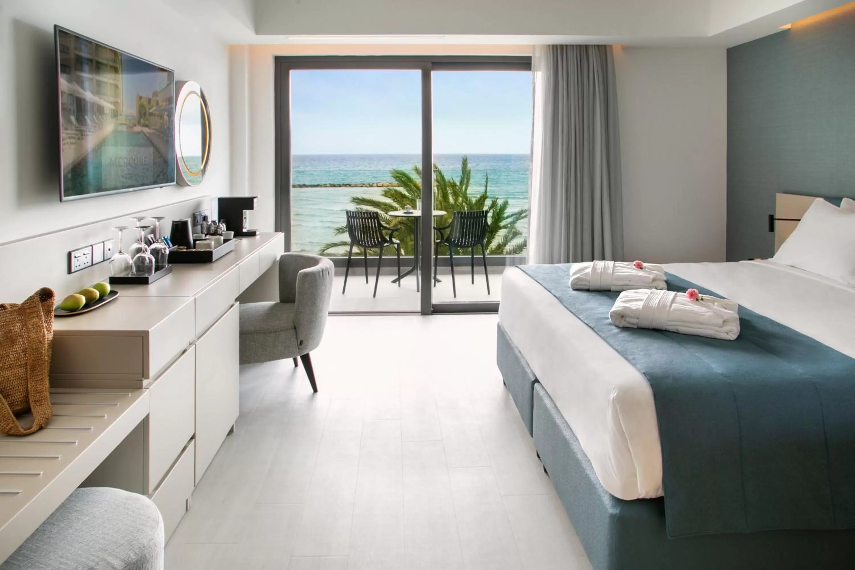 Sea view, Bed in Mercure Larnaca Beach Resort