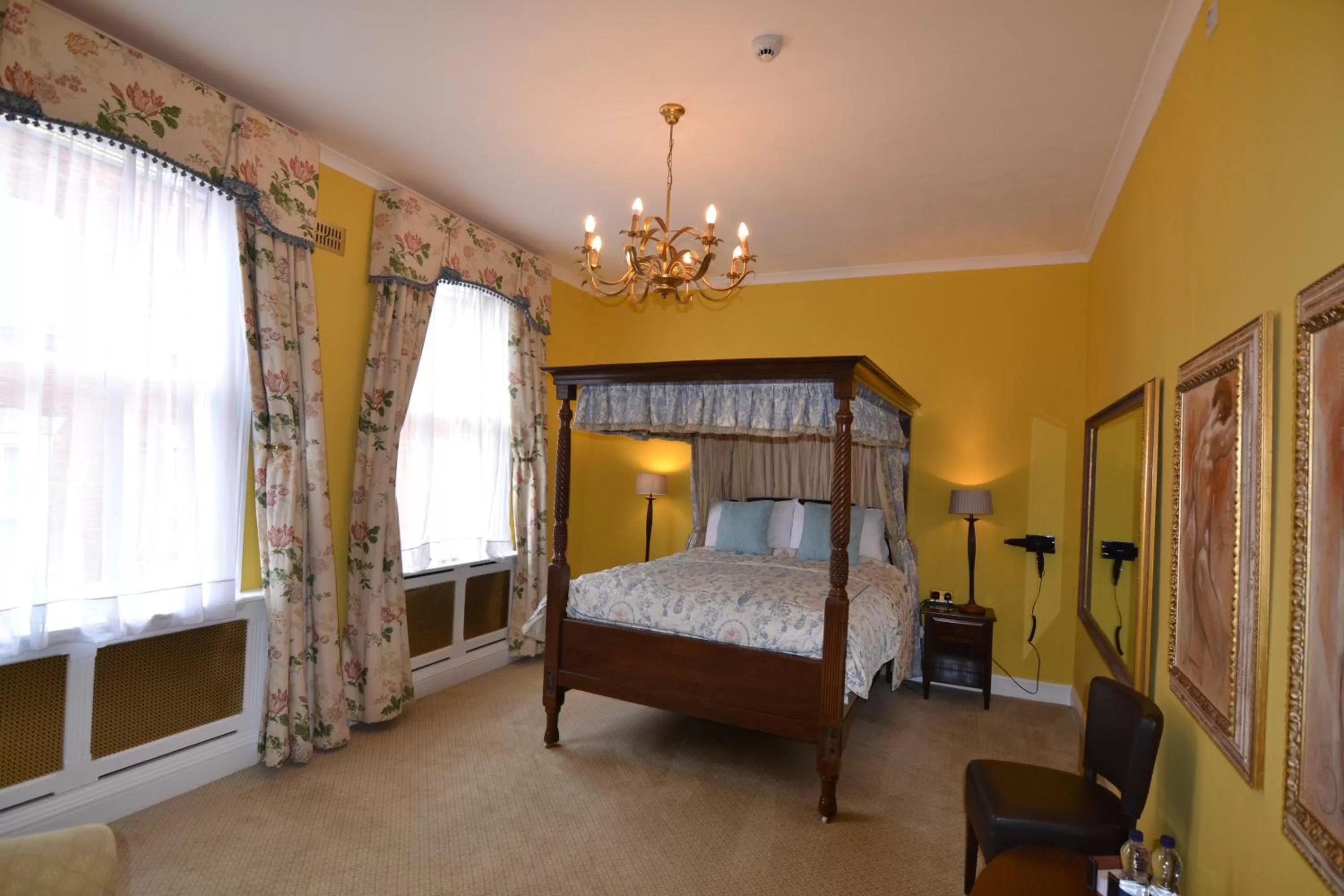 Bed in Angel and Royal Hotel