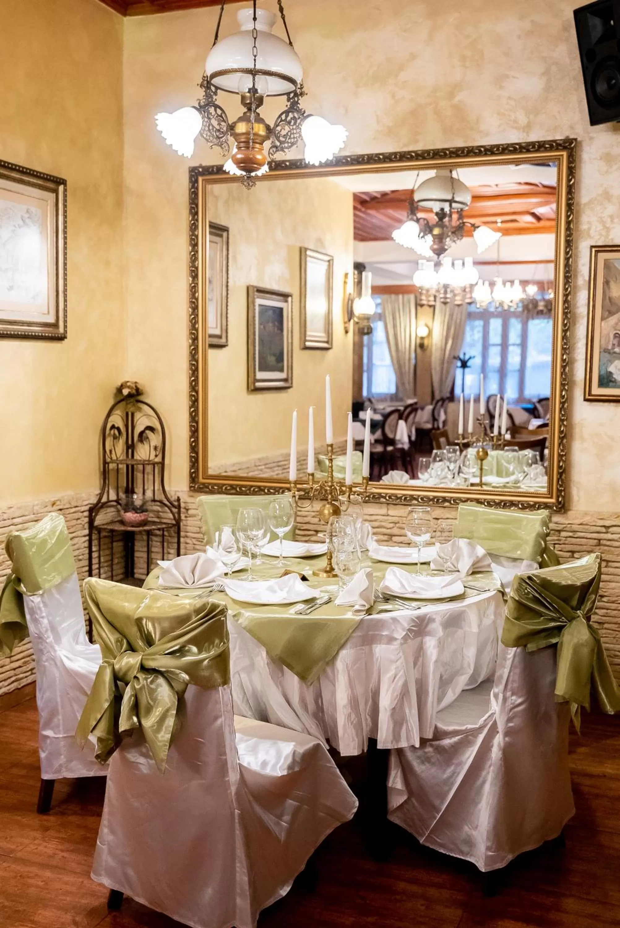 Restaurant/places to eat in Globus Hotel