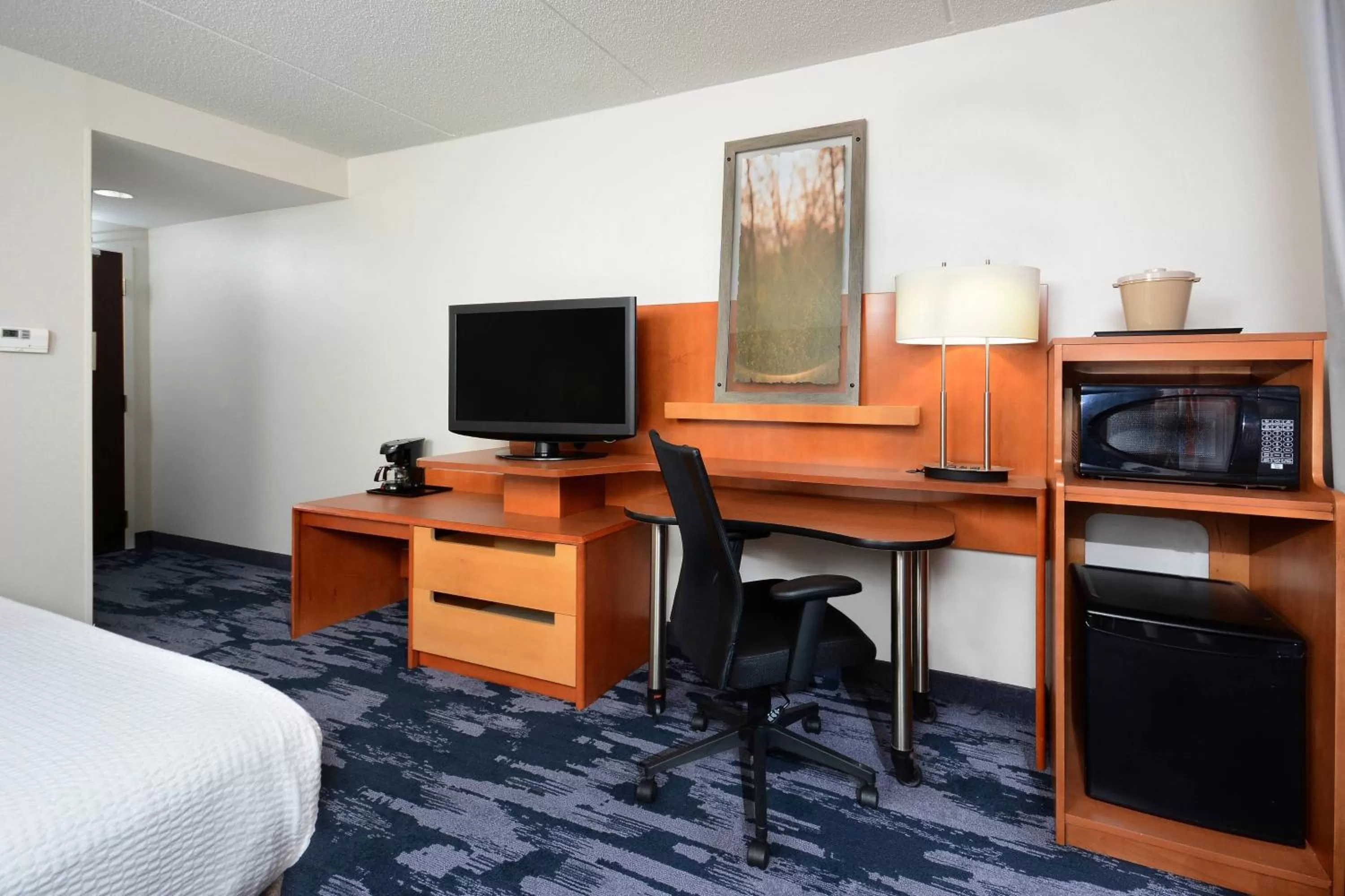 Photo of the whole room, Bed in Fairfield Inn & Suites by Marriott Charlottesville North