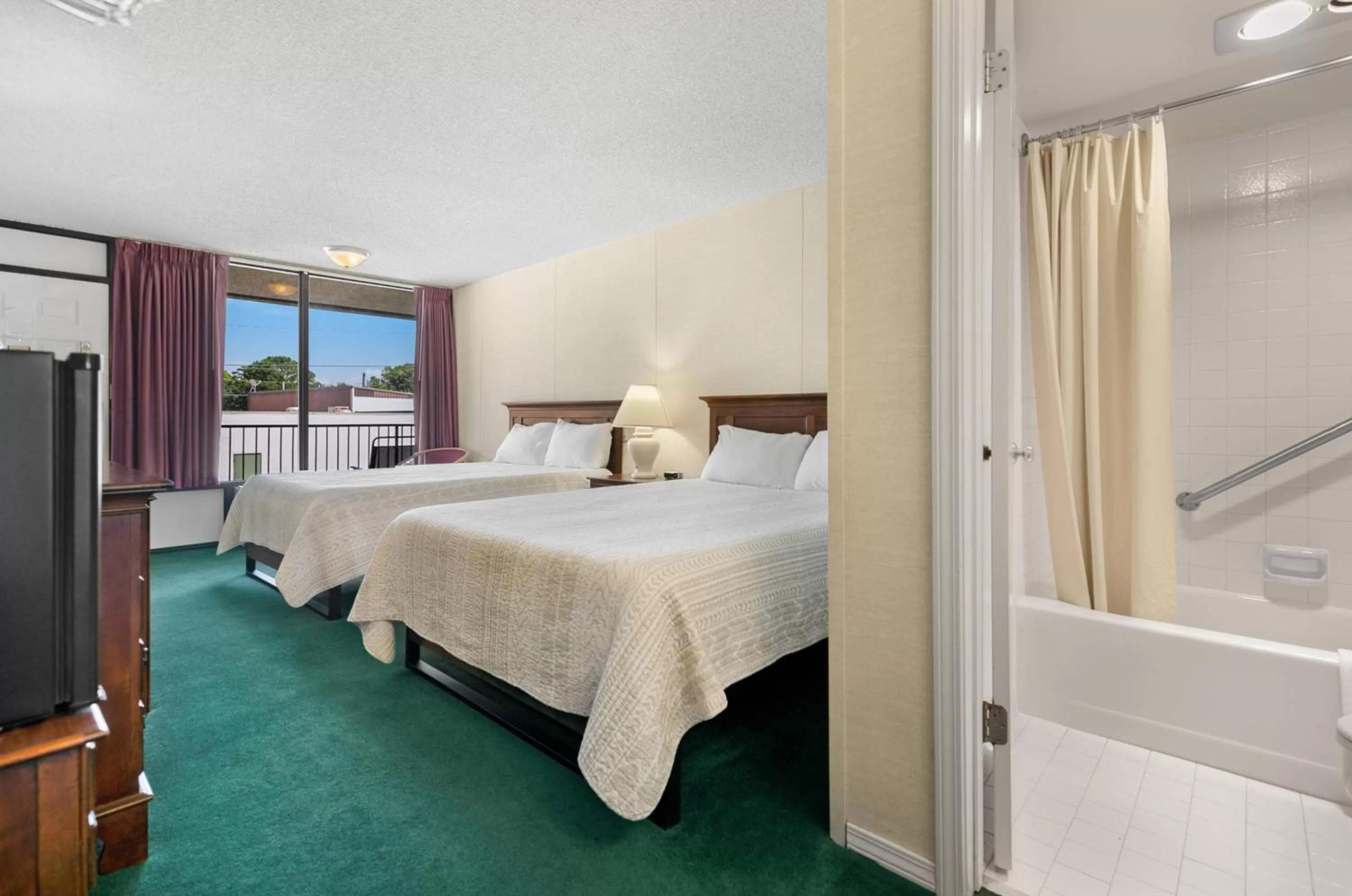 Bed in Candlewick Inn and Suites