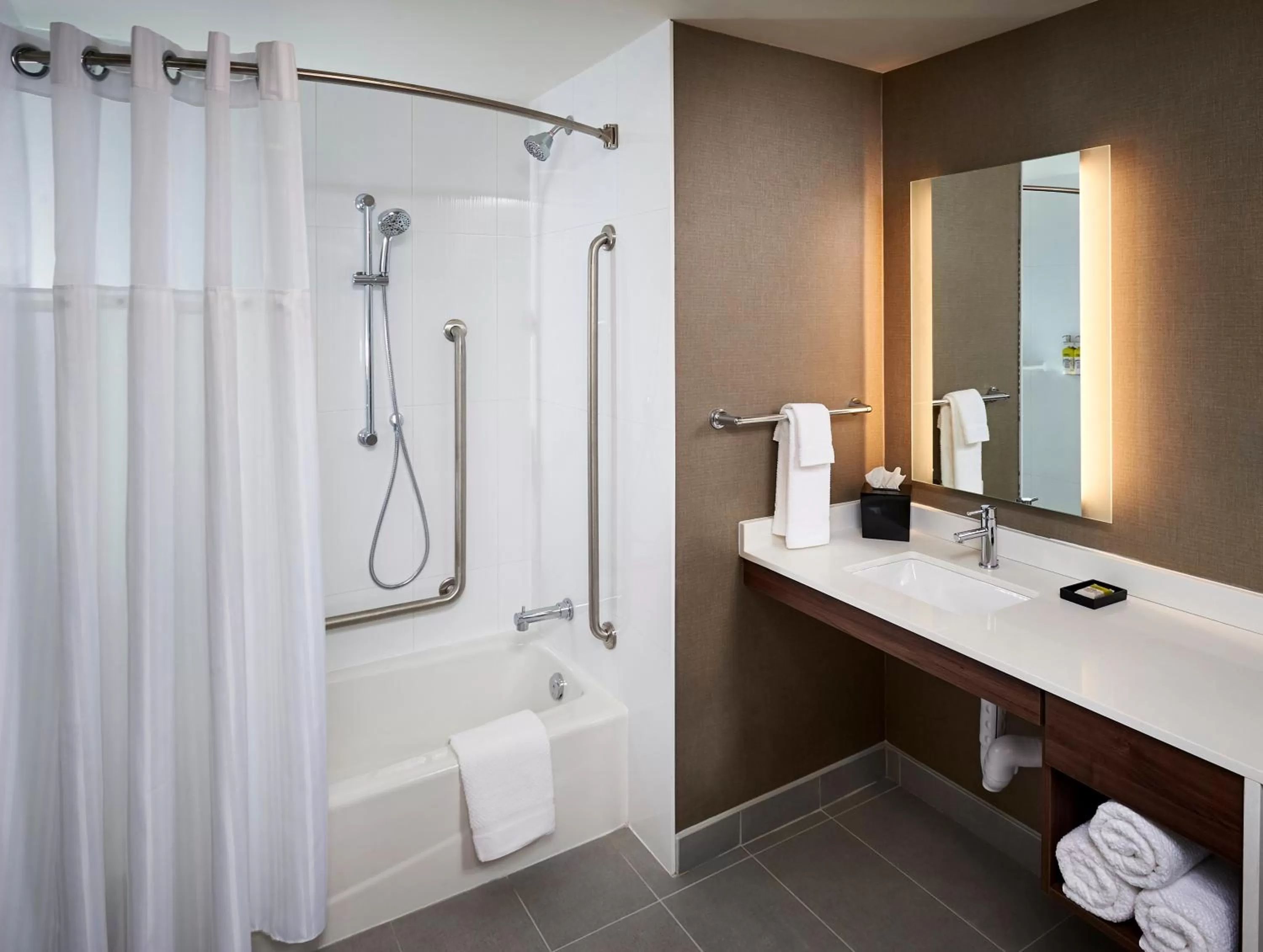 Queen Studio Suite - Mobility Acces Tub/Non-Smoking in Staybridge Suites Niagara-On-The-Lake, an IHG Hotel