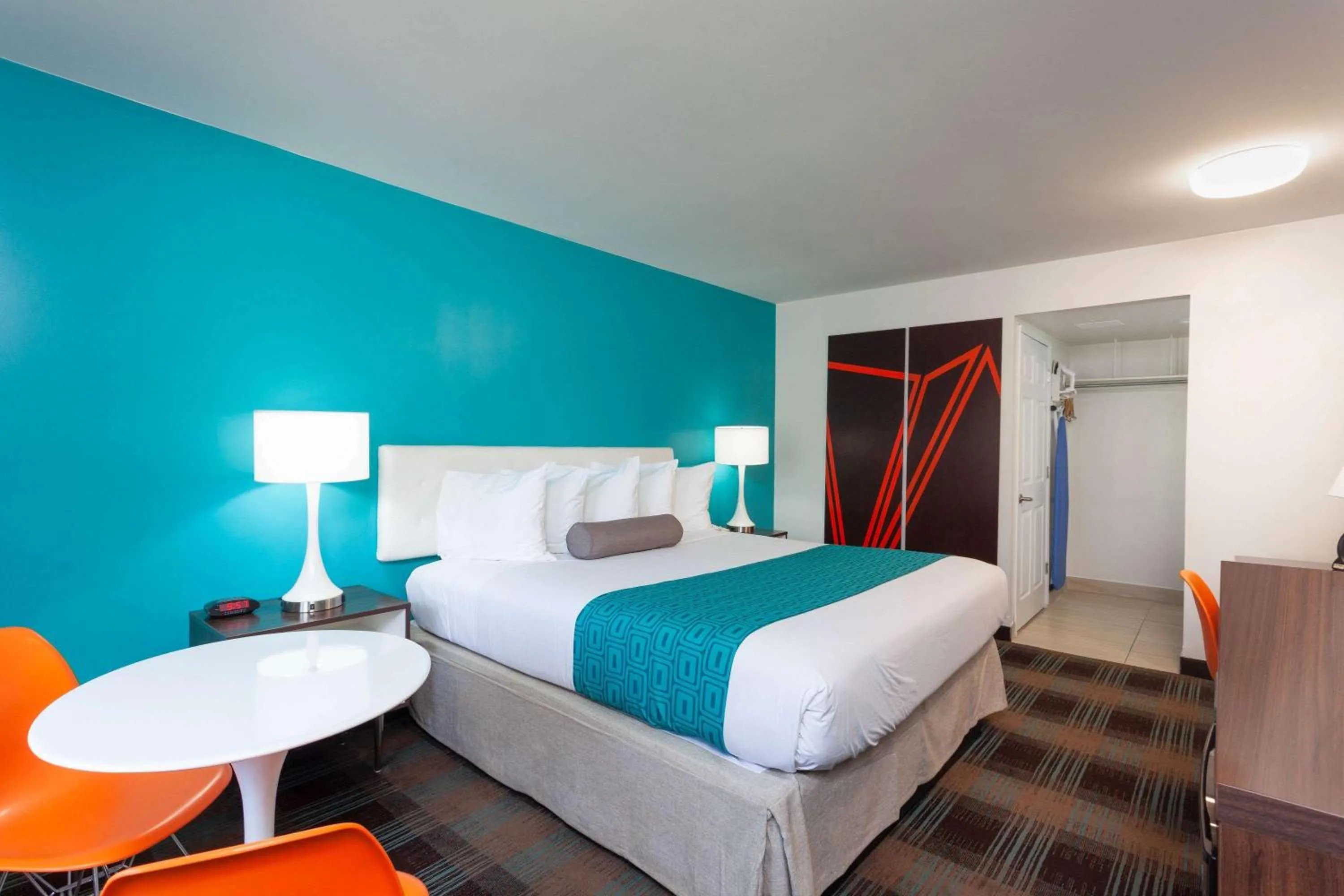 Photo of the whole room, Bed in Howard Johnson by Wyndham San Diego Hotel Circle