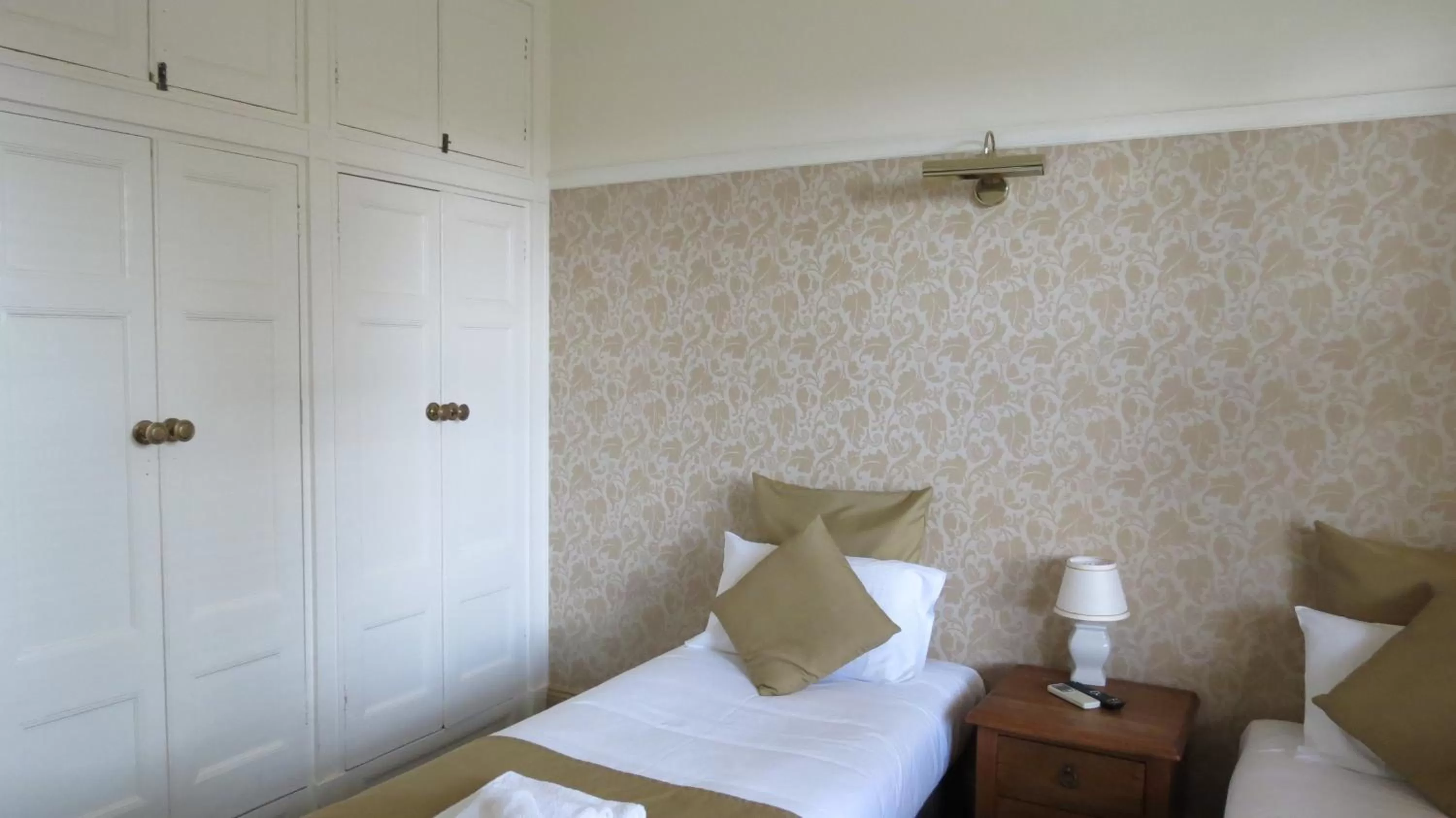 Economy Twin Room with Shared Bathroom in Hermitage Hill Country Retreat