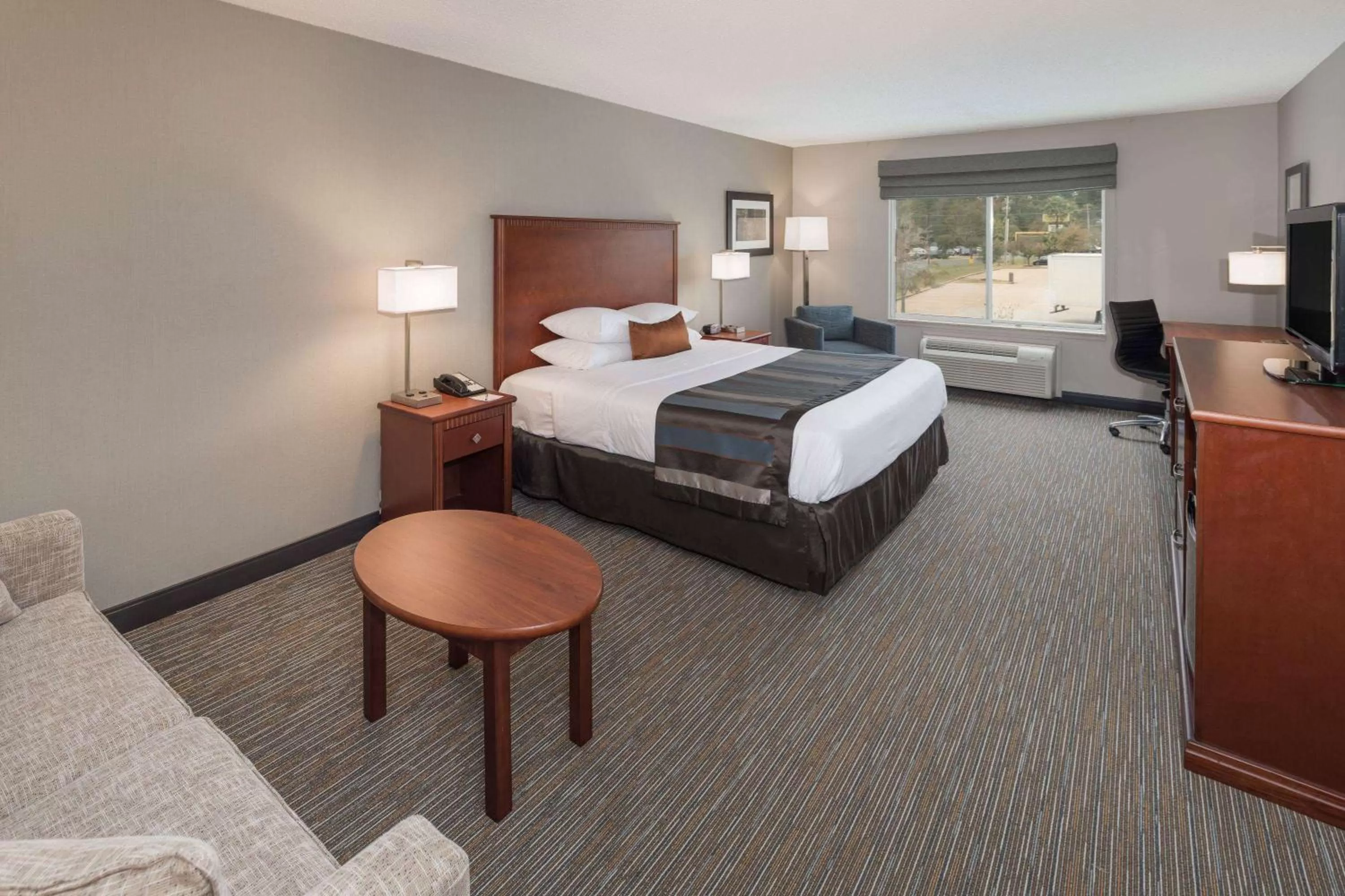 On site, Bed in Wingate by Wyndham Shreveport Airport