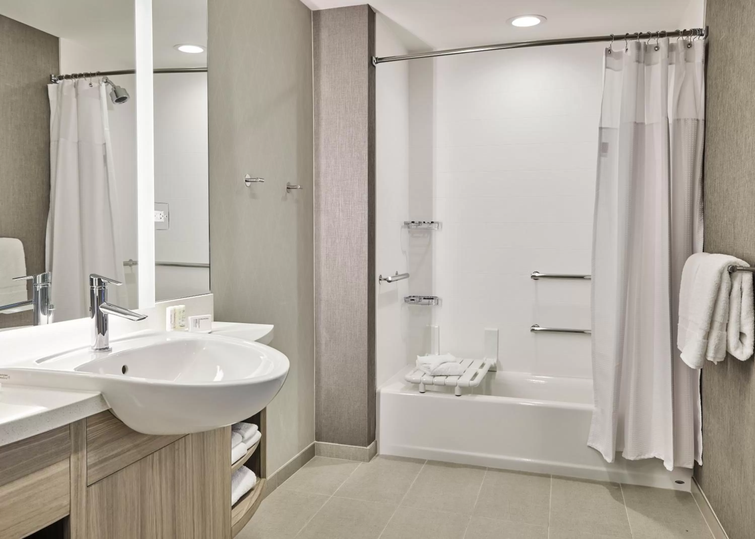 Bath in SpringHill Suites by Marriott Chicago Chinatown