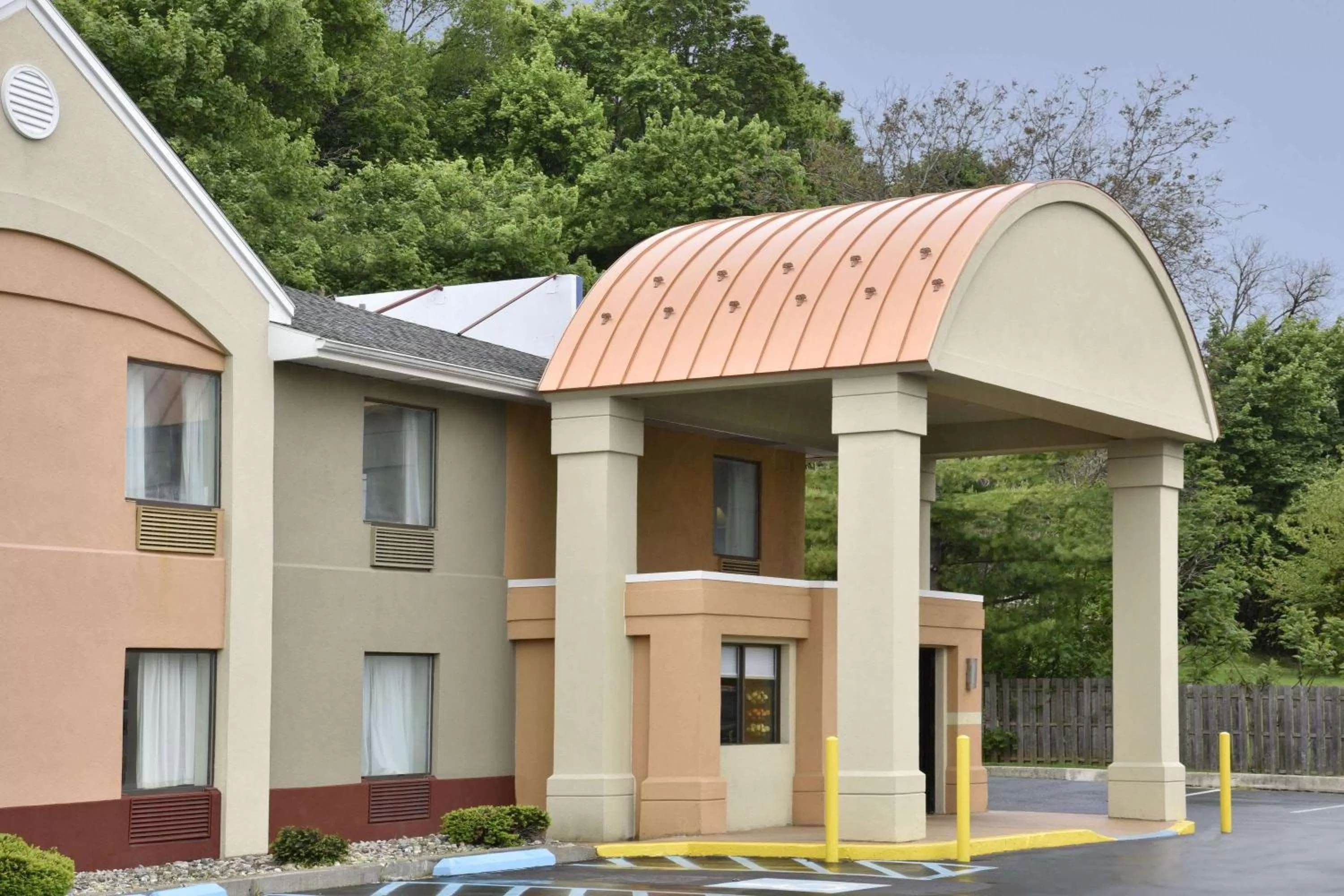 Property building in Howard Johnson by Wyndham Allentown/Dorney Hotel & Suites