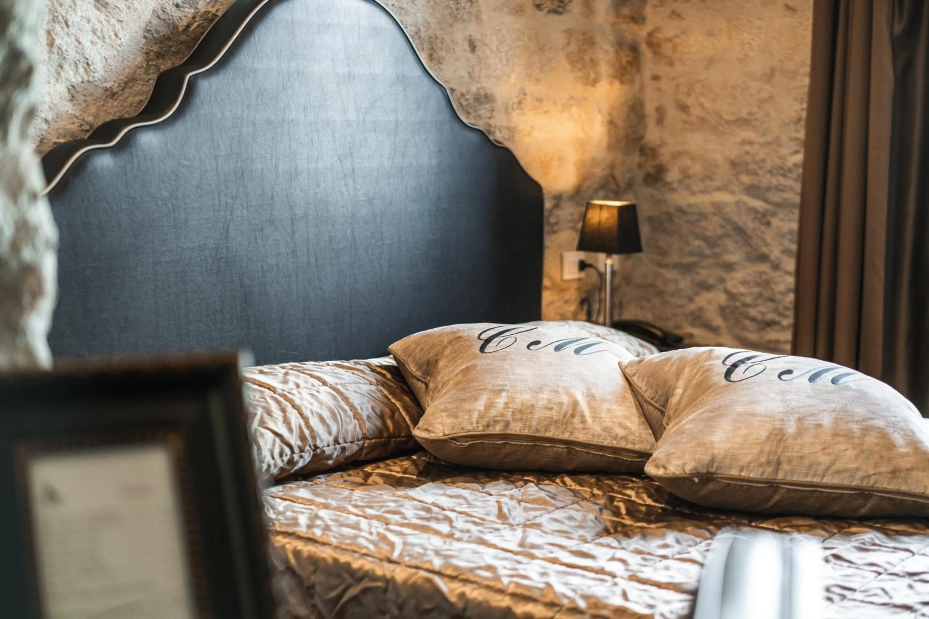Decorative detail, Bed in La Locanda Del Conte Mameli - Boutique Hotel & Suite SPA