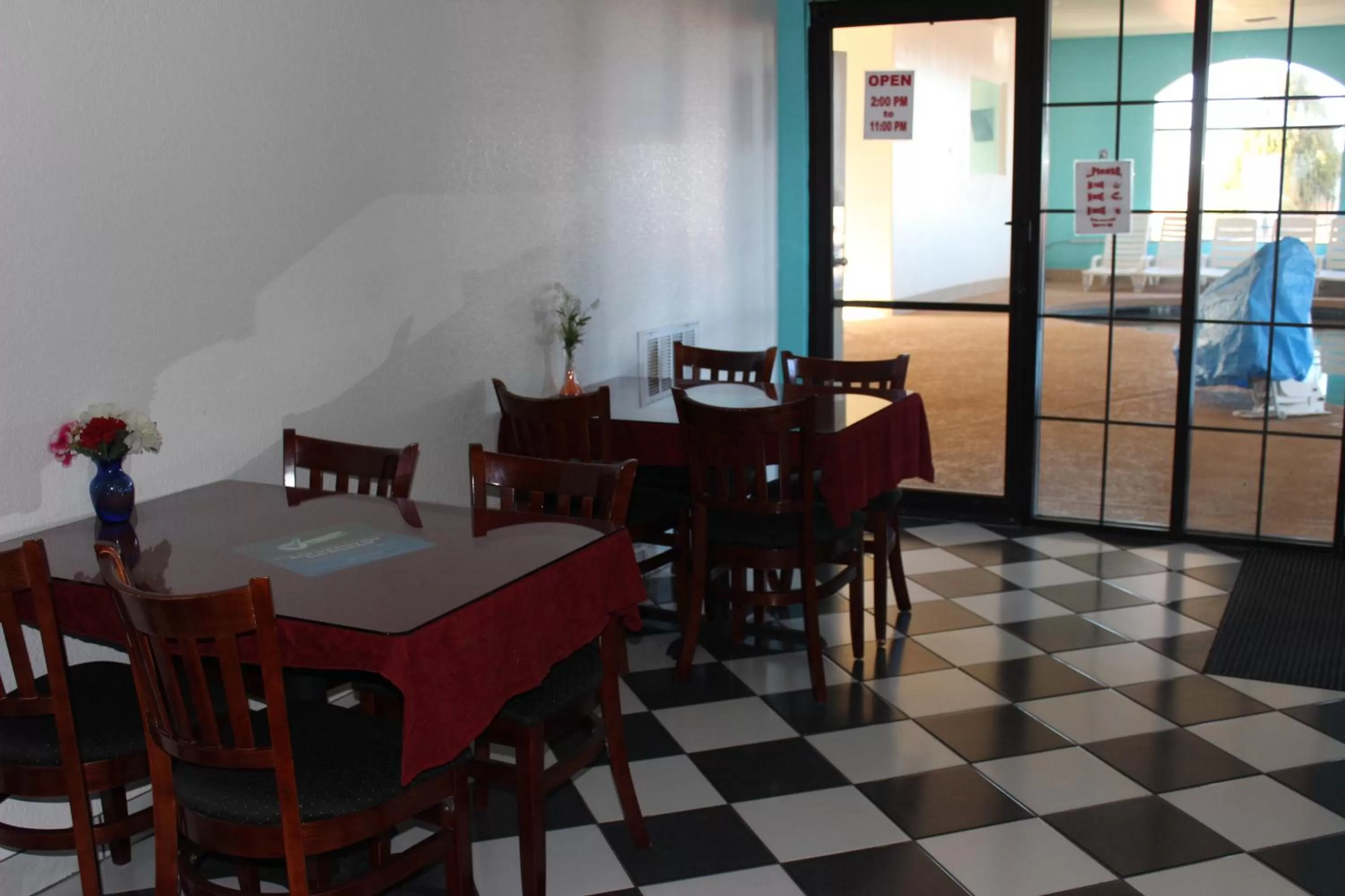 Restaurant/places to eat in Howard Johnson by Wyndham Holbrook