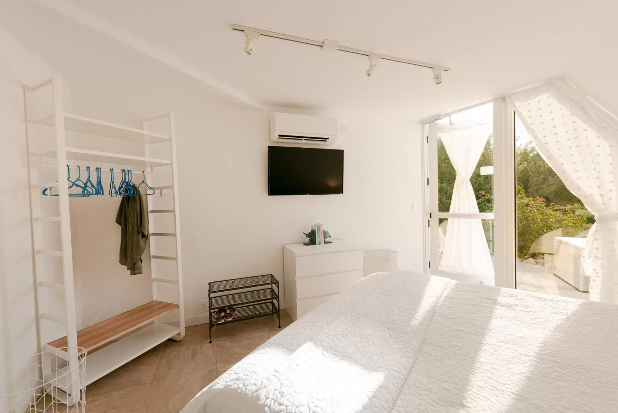 Photo of the whole room, Bed in Pyramids in Florida