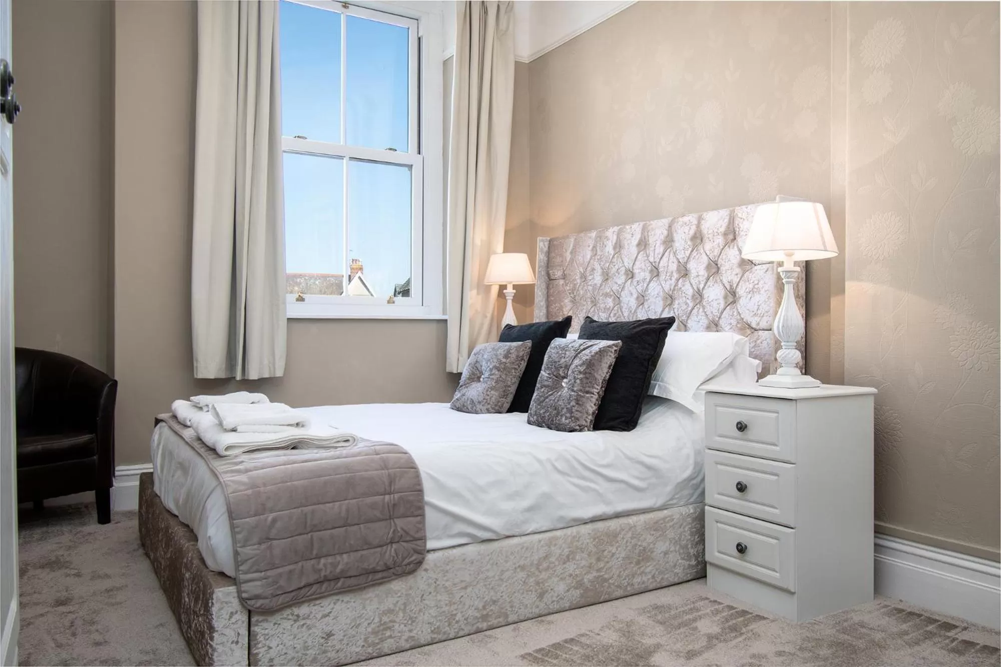 Bed in Lansdowne House with Private Car Park