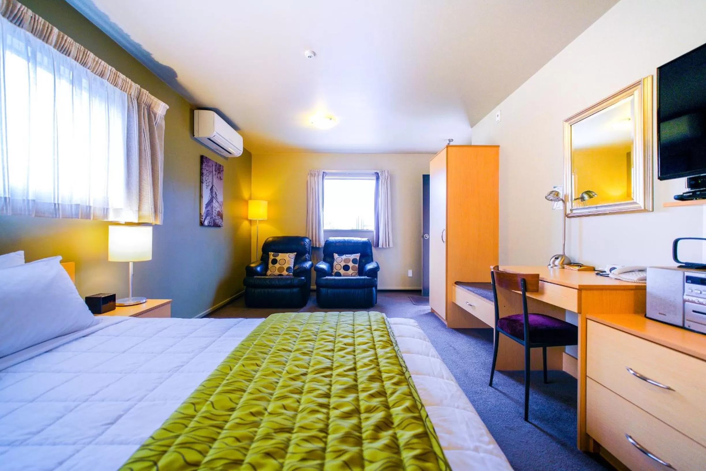 Photo of the whole room, Bed in CentrePoint on Colombo