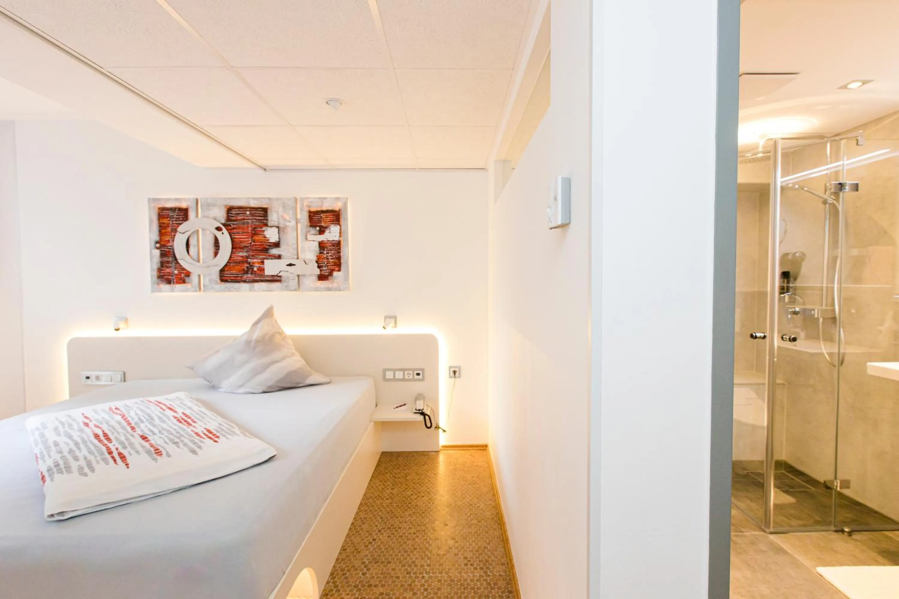 Photo of the whole room, Bed in Hotel Am Düsseldorfer Platz