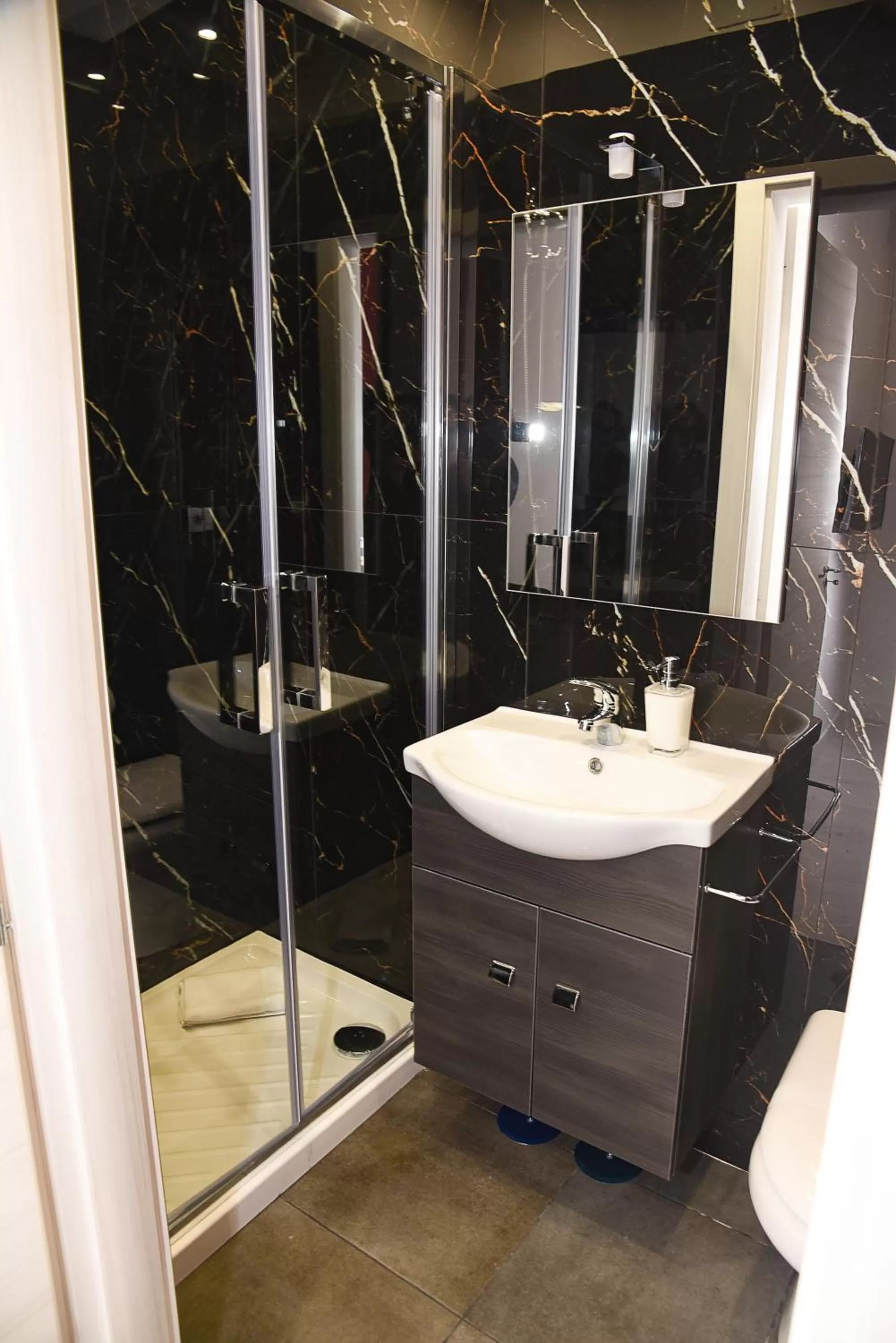 Shower in Hotel Kennedy