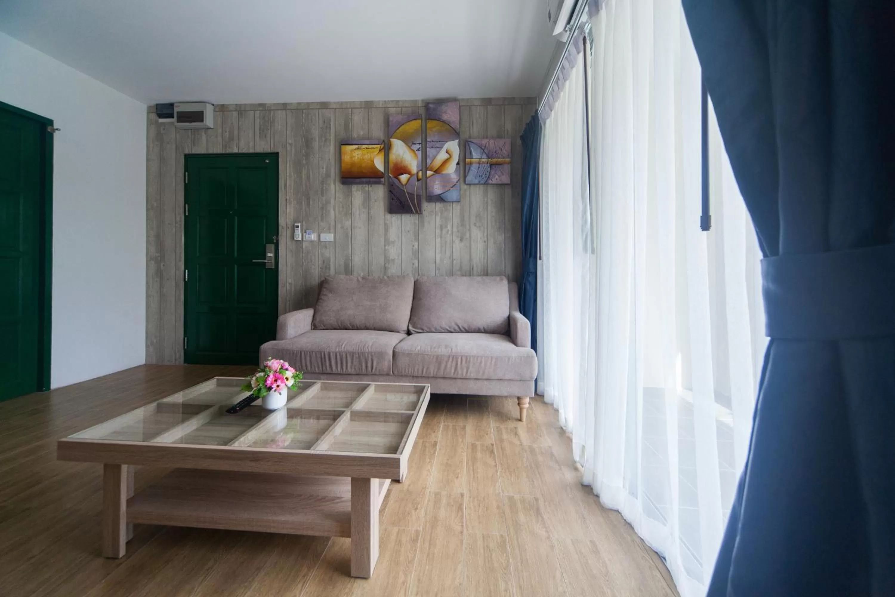 Living room in Anchan Laguna Hotel โรงแรมอัญชันลากูน่า