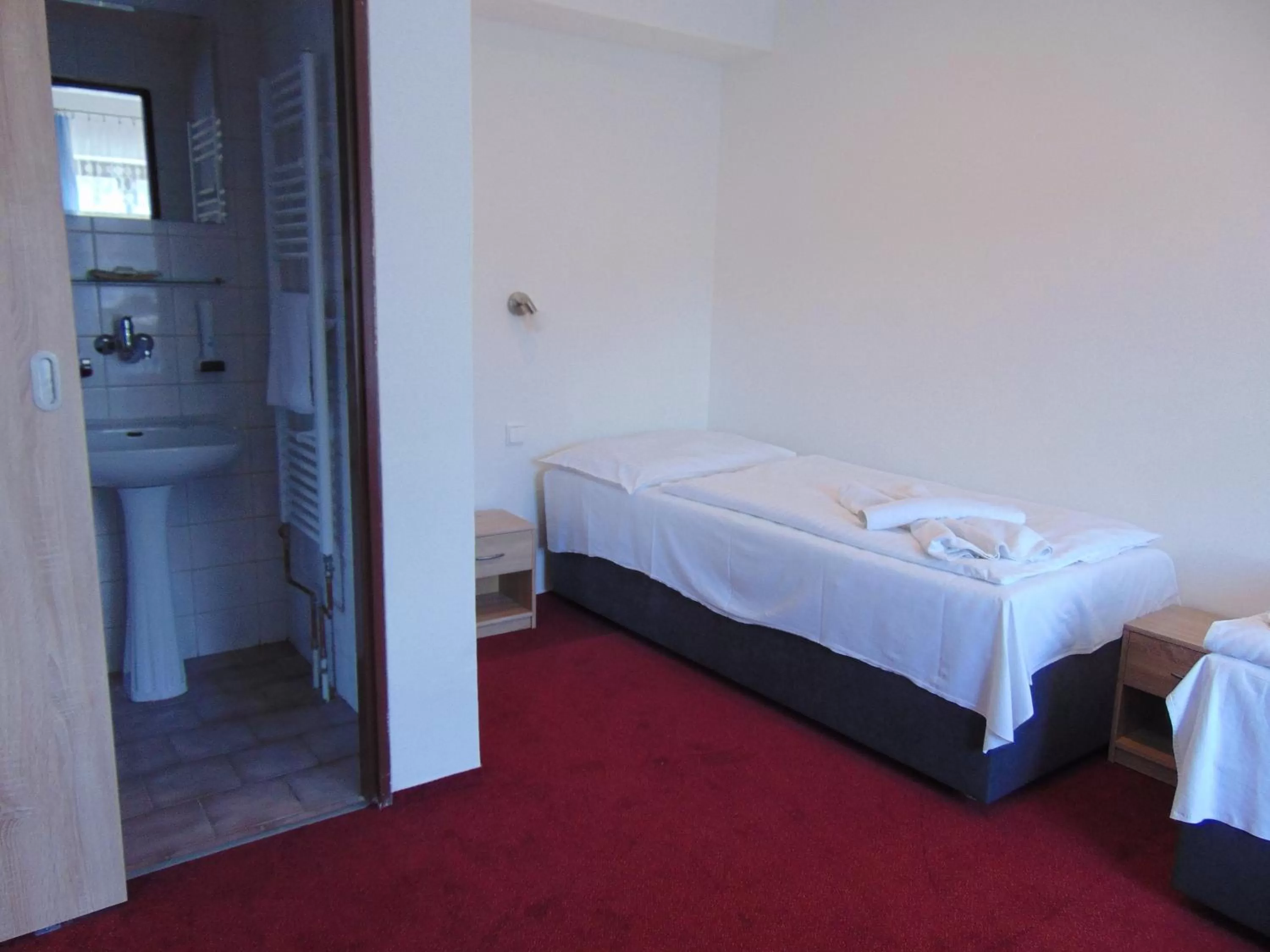 Bathroom, Bed in Hotel Isora