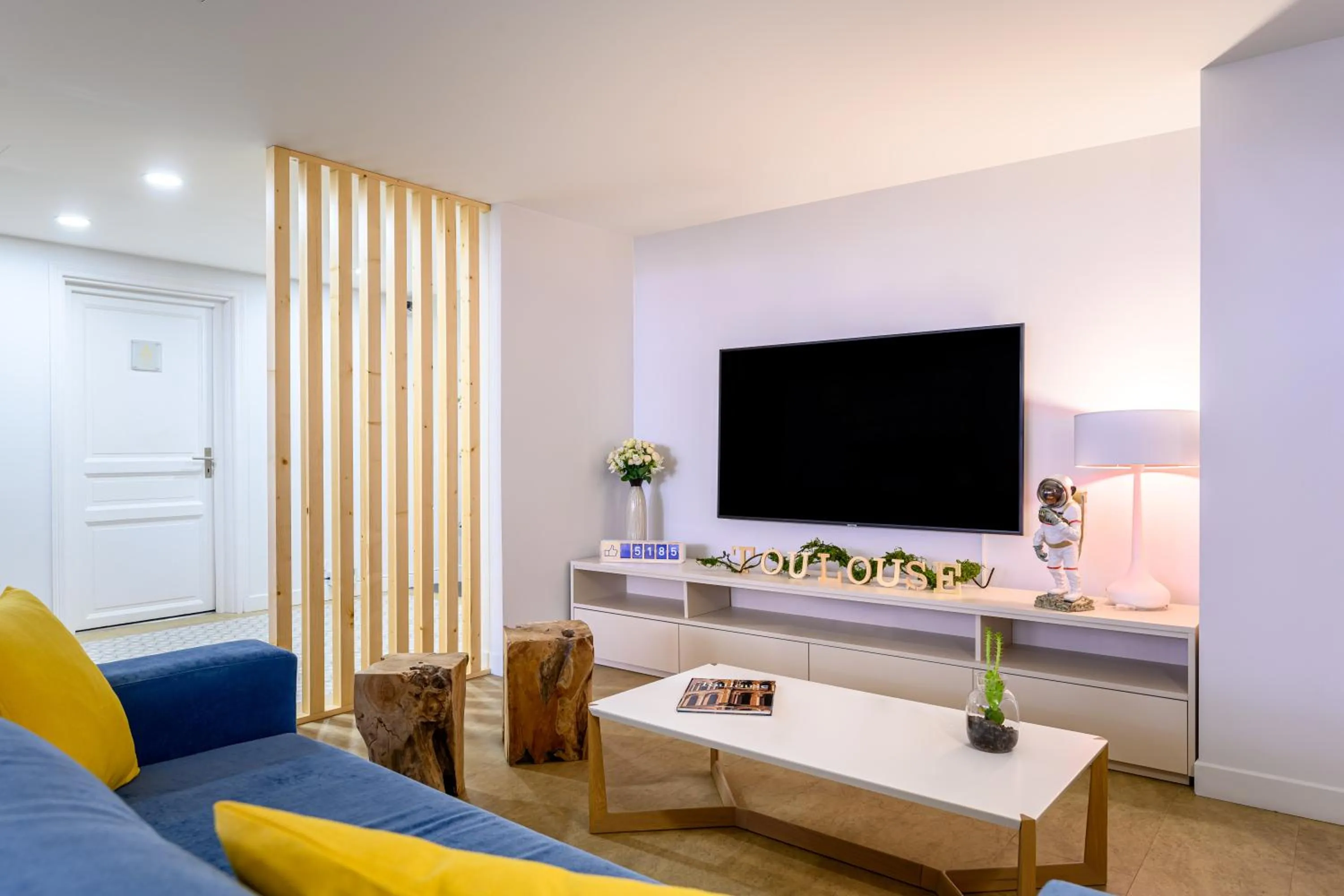 Communal lounge/ TV room in Citadines Wilson Toulouse