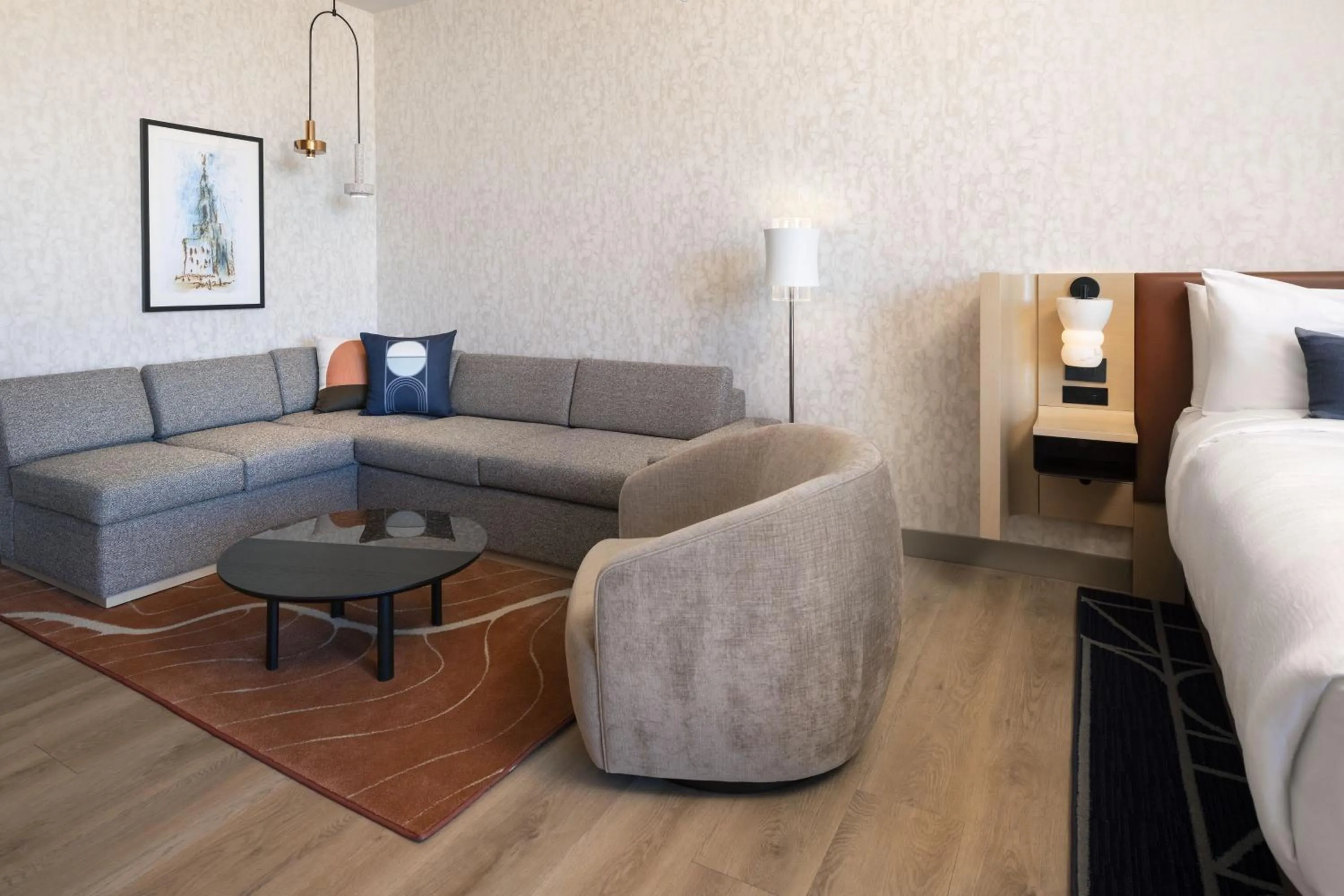 Lounge or bar, Bed in Cascade Hotel, Kansas City, a Tribute Portfolio Hotel