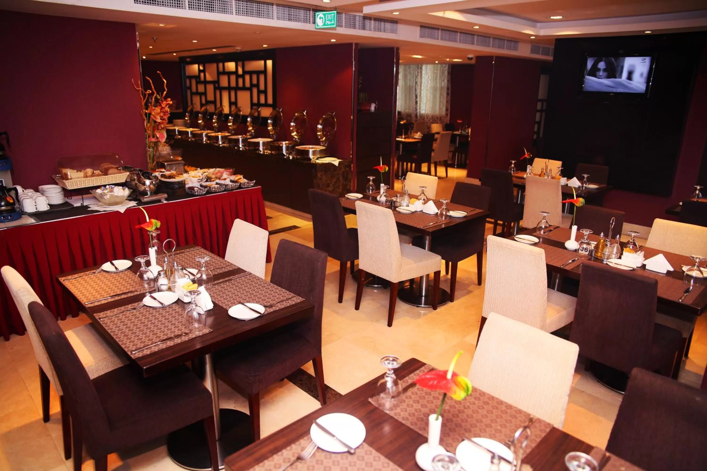 Restaurant/places to eat in Al Hamra Hotel